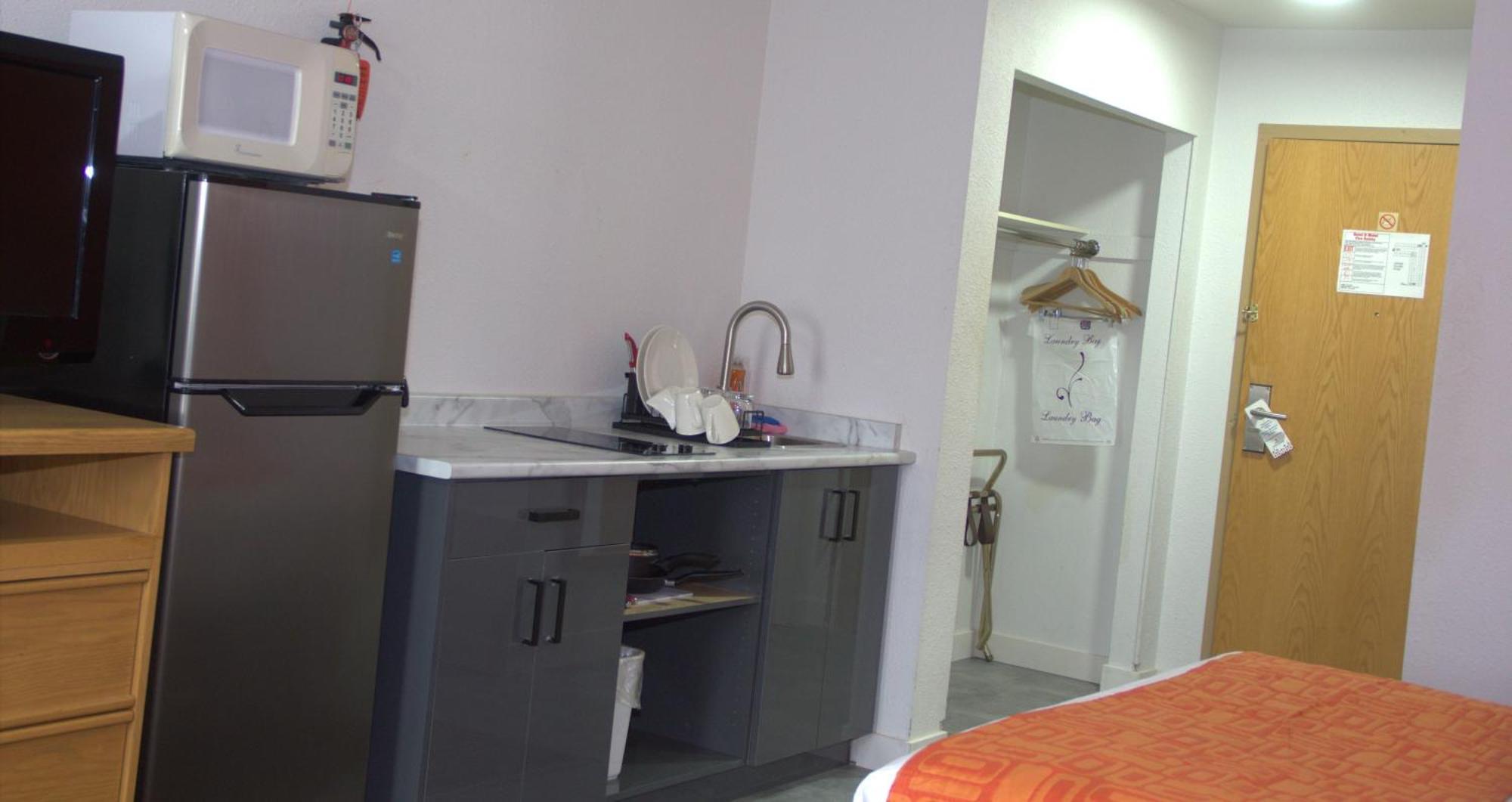 Queen Room with Kitchenette - Non-Smoking