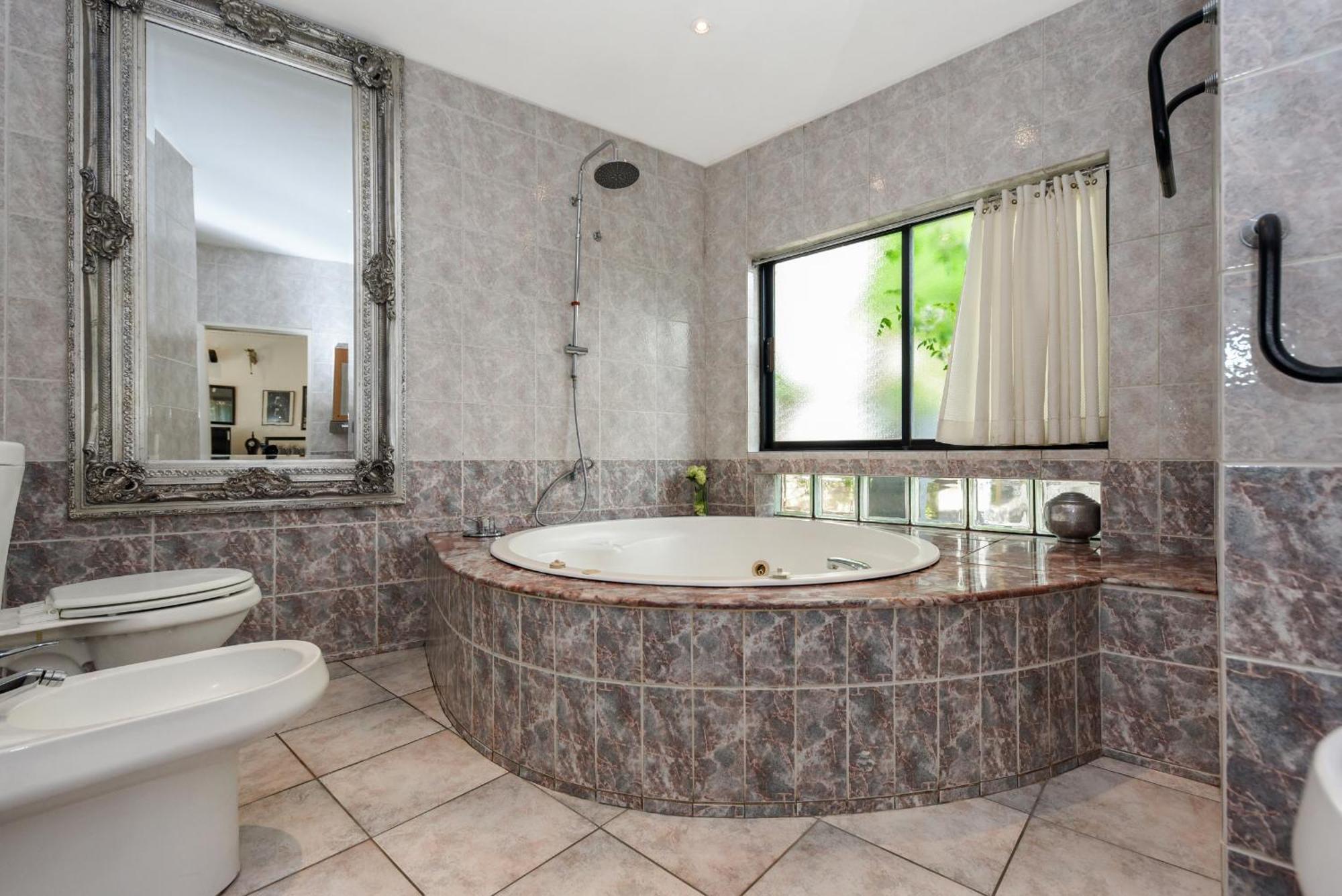 Deluxe Suite with Spa Bath