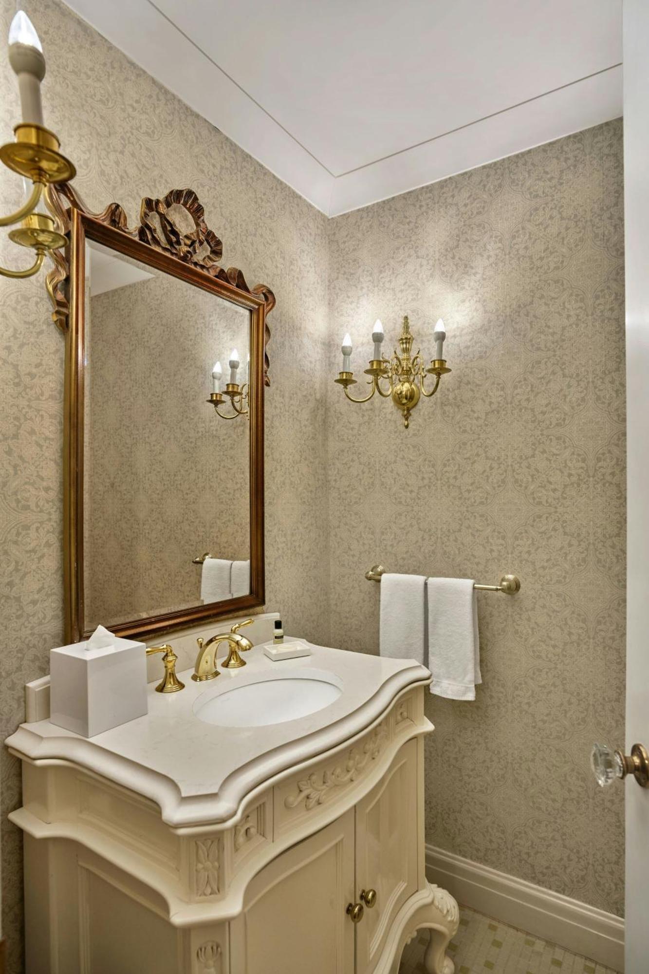 Royal Suite, 1 Bedroom Larger Suite, 1 King, Corner room