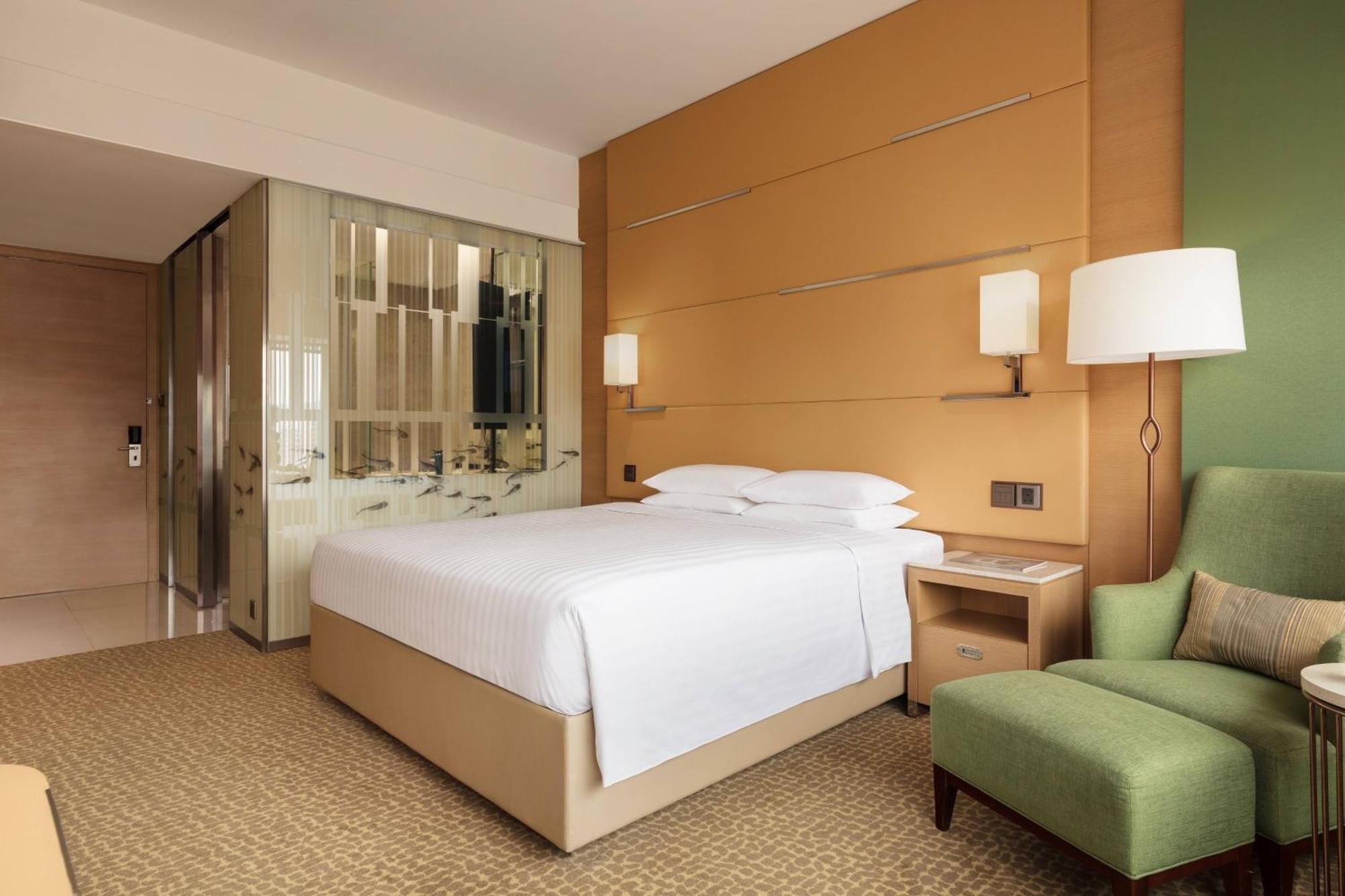 Zimmer mit Kingsize-Bett, Stadtblick und Zugang zur Club Lounge