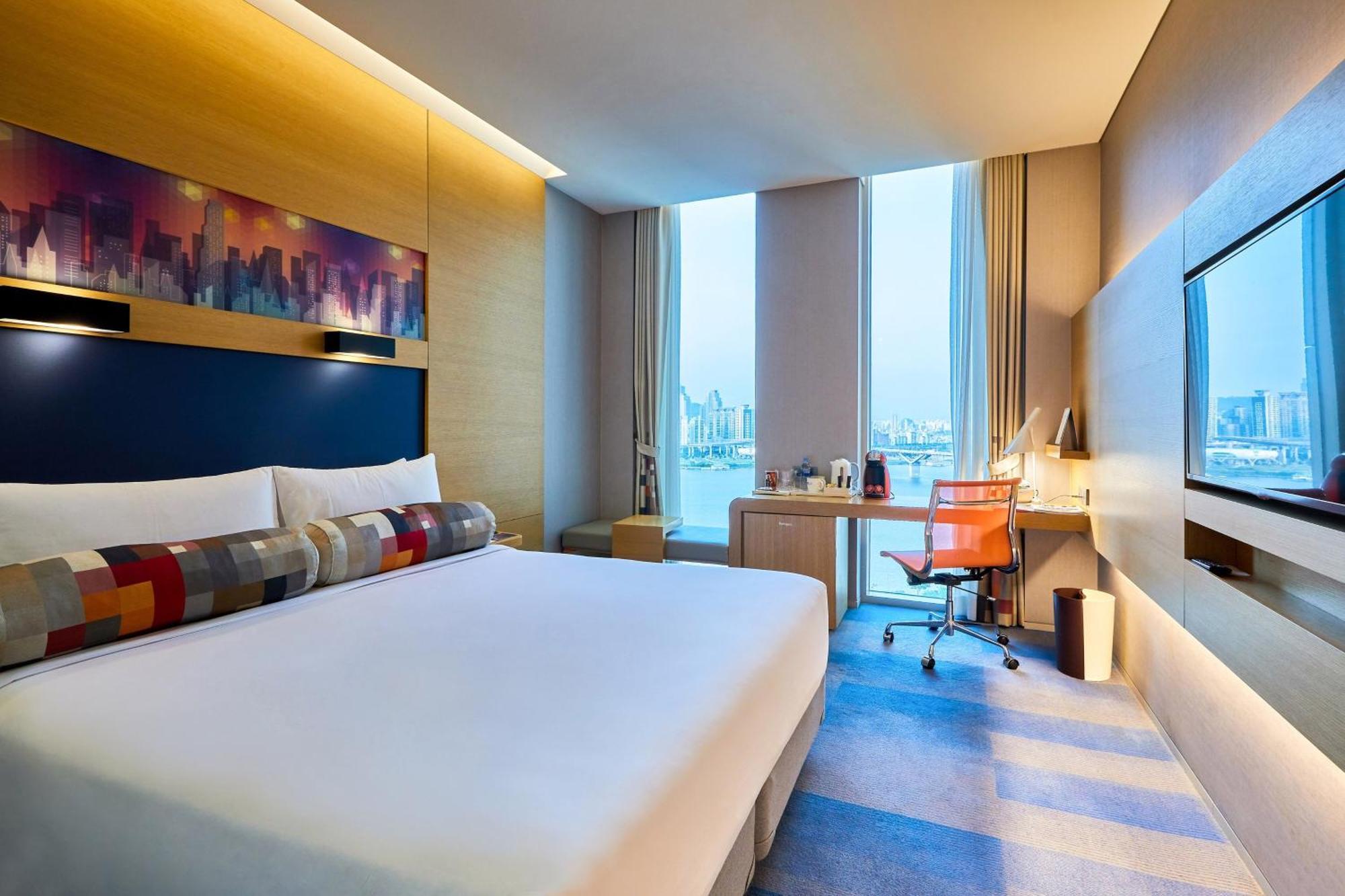 Zimmer Aloft River mit 1 Kingsize-Bett und Flussblick