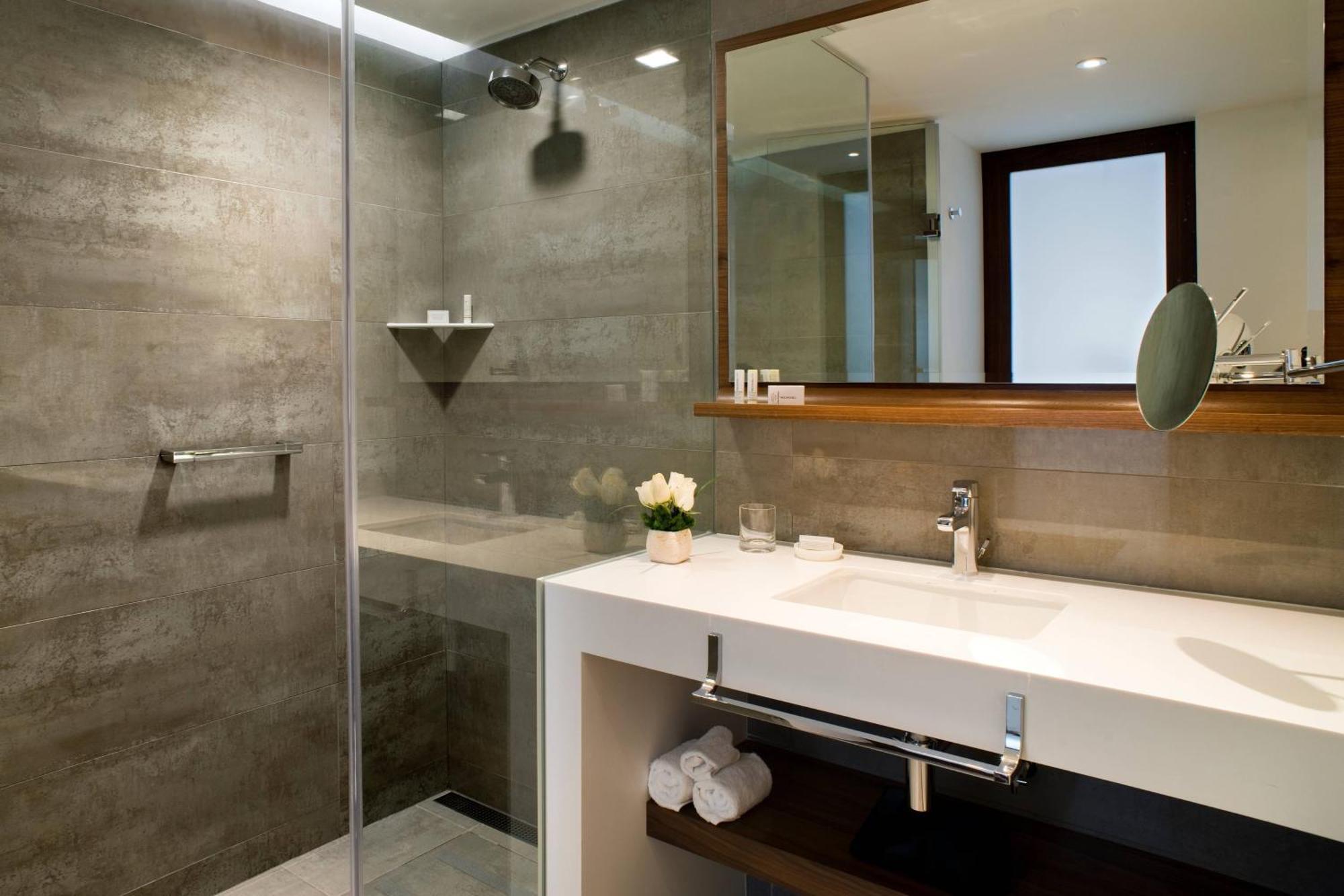Quarto com Cama King-size e Vista da Cidade