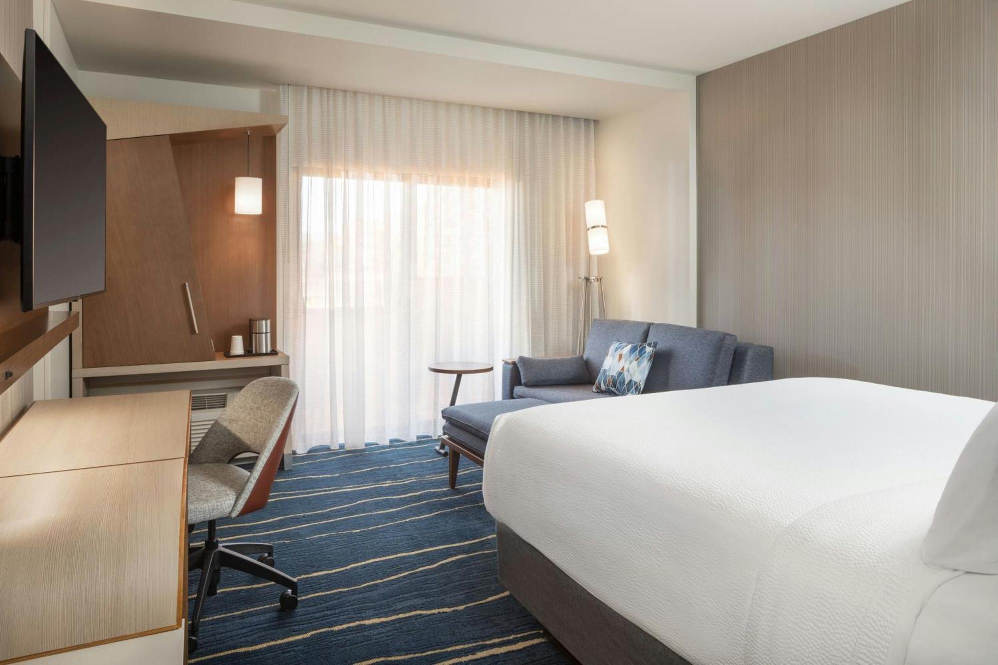 Queen Room balcony Mountain View