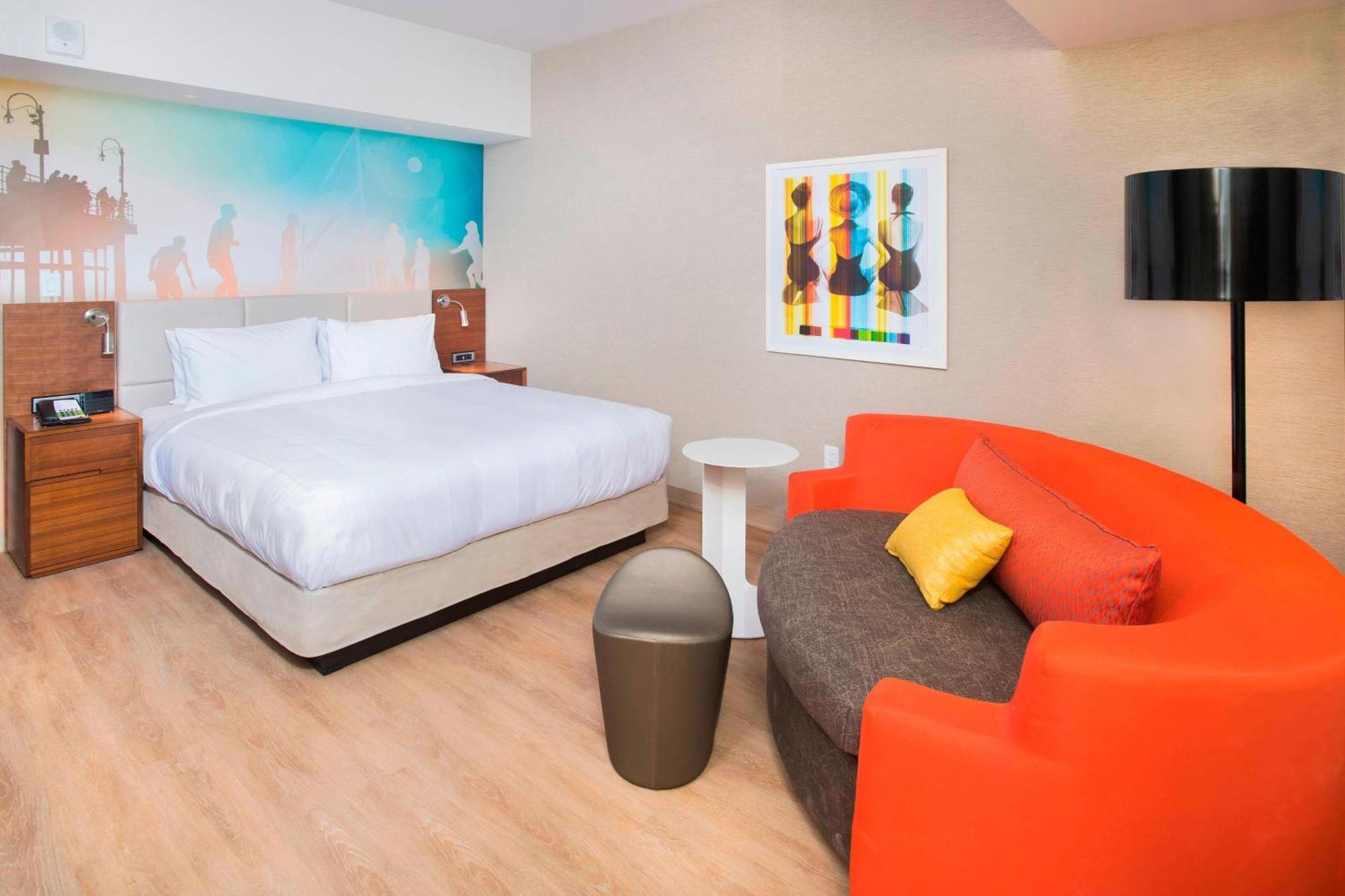 Habitación con cama extragrande y sofá cama