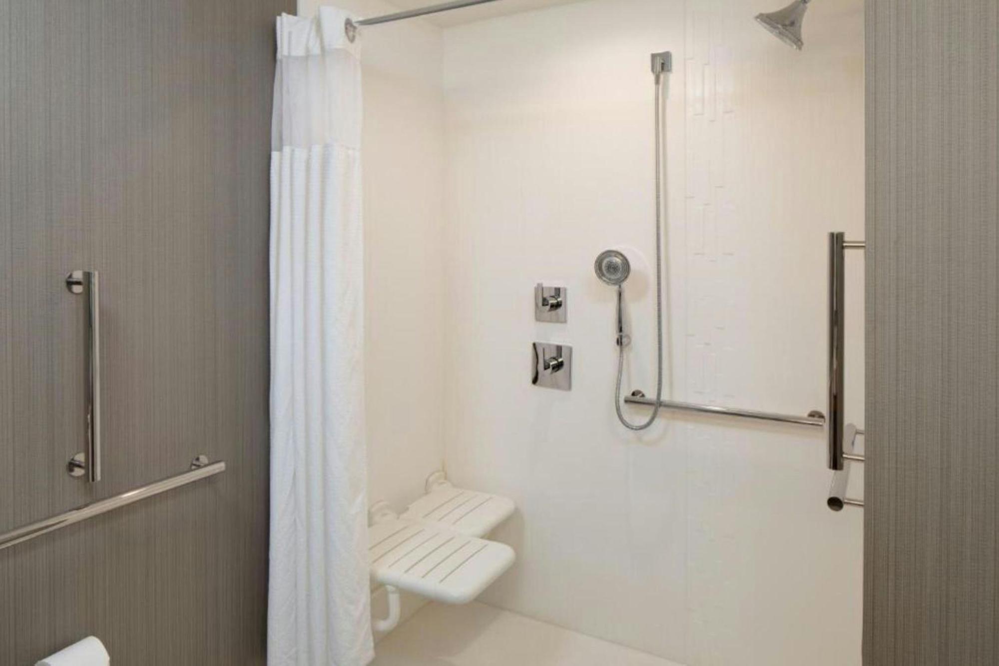 Queen Room with Two Queen Beds - Hearing Accessible
