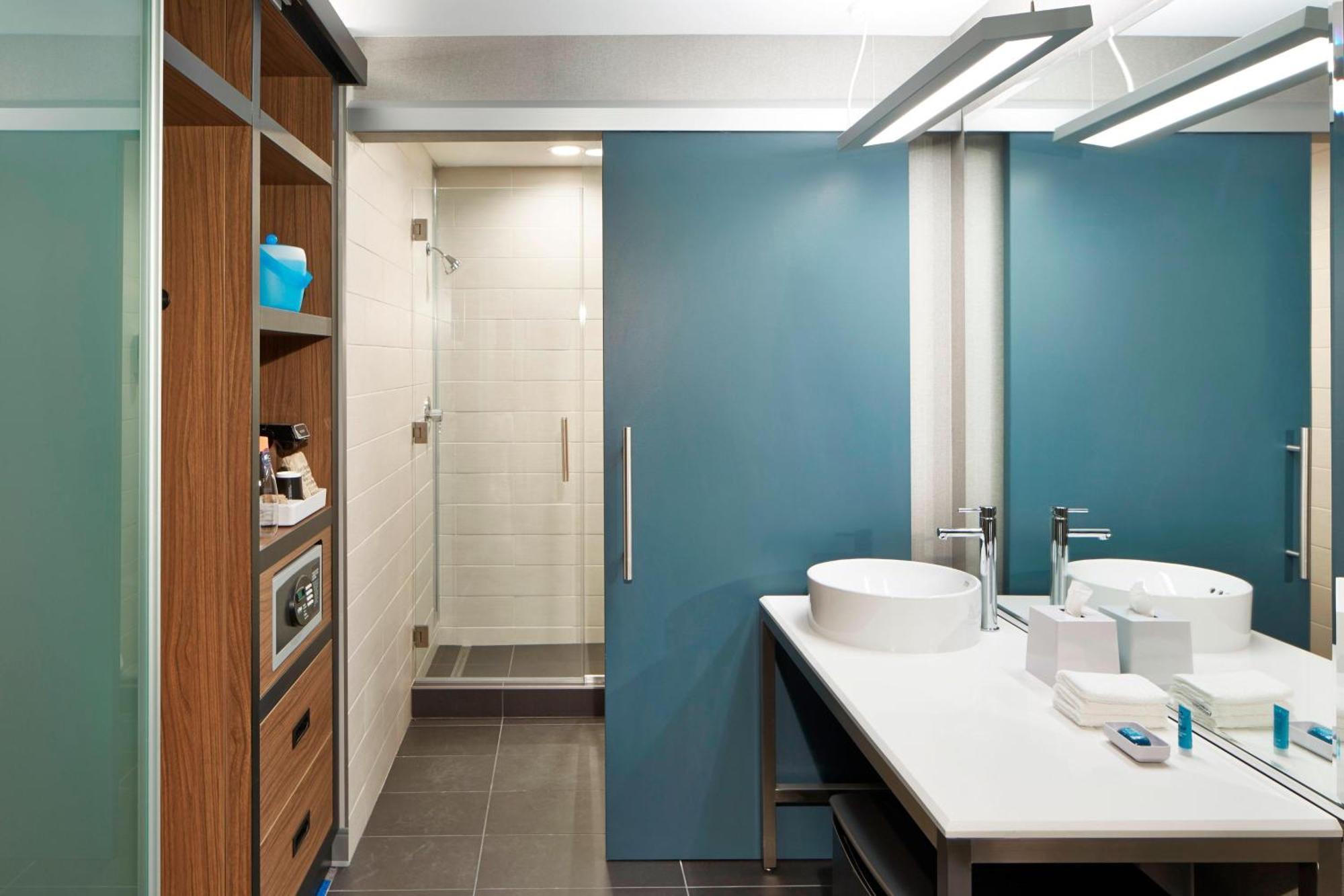 Aloft, Guest room, 2 Queen