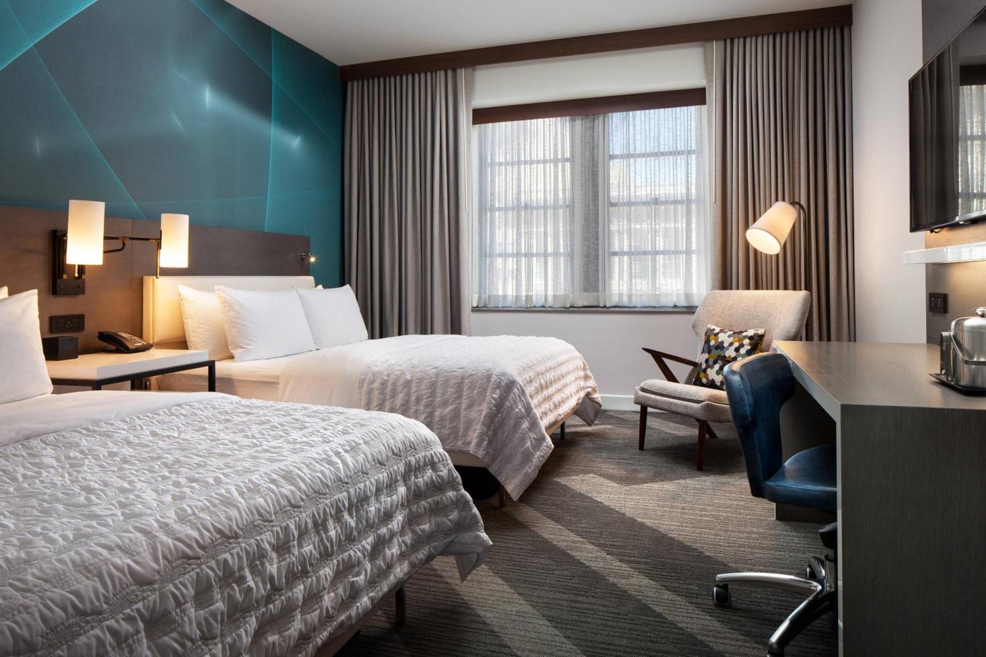 Zimmer mit 2 Queensize-Betten und Stadtblick