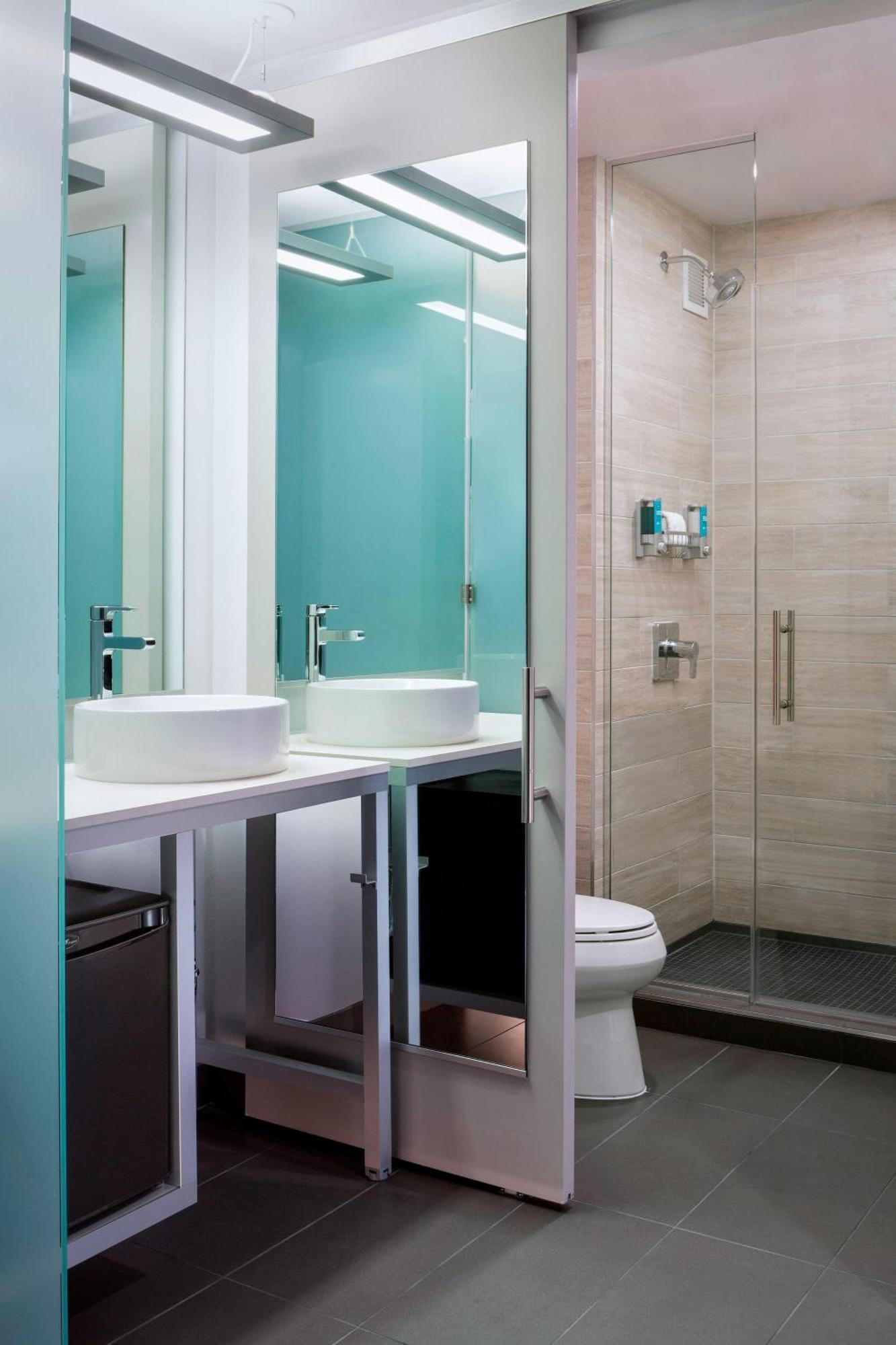 Queen Room with Two Queen Beds and Adapted Tub - Mobility Accessible