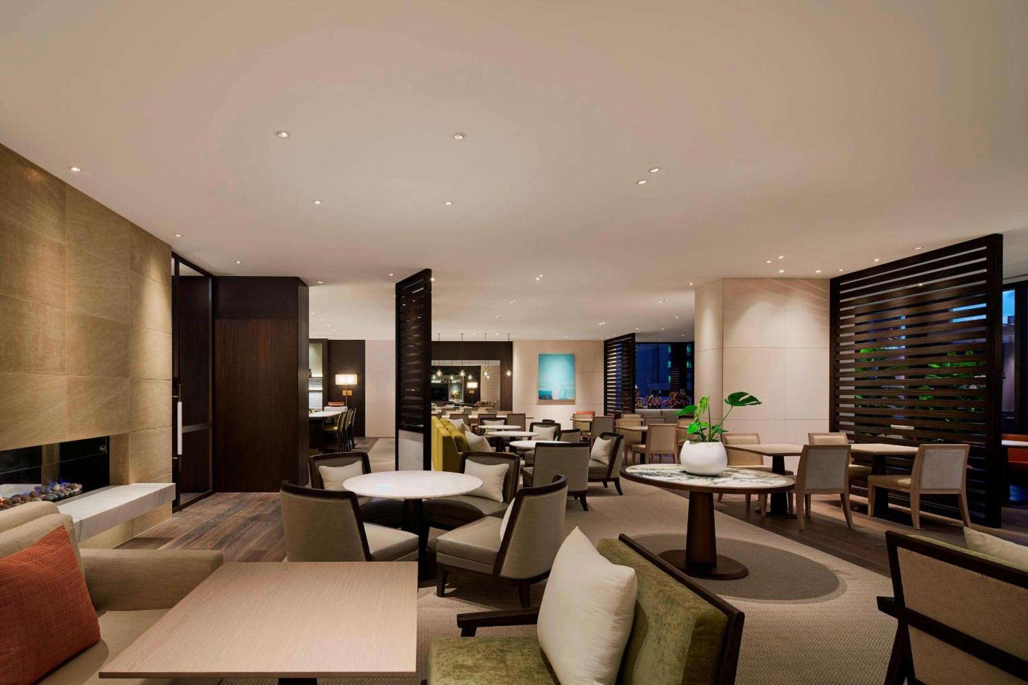 Executive Suite Club lounge access 1 King City view