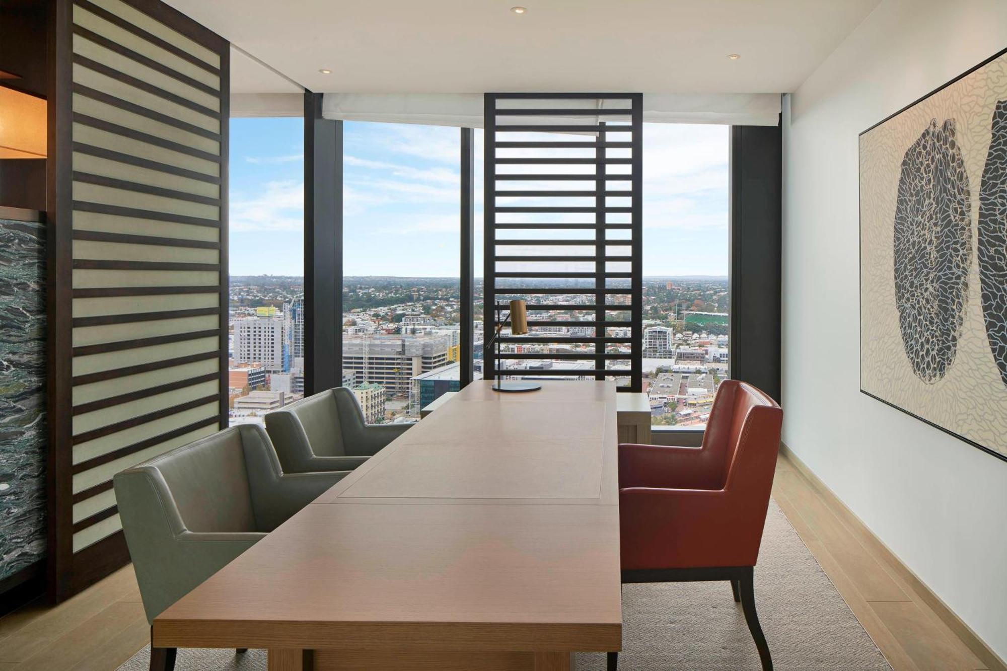 Executive Suite Club lounge access 1 King City view