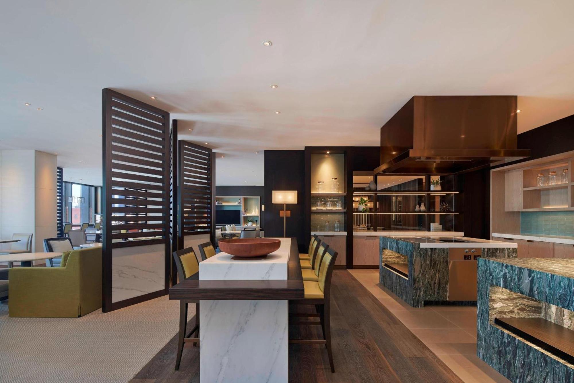 Executive Suite Club lounge access 1 King City view
