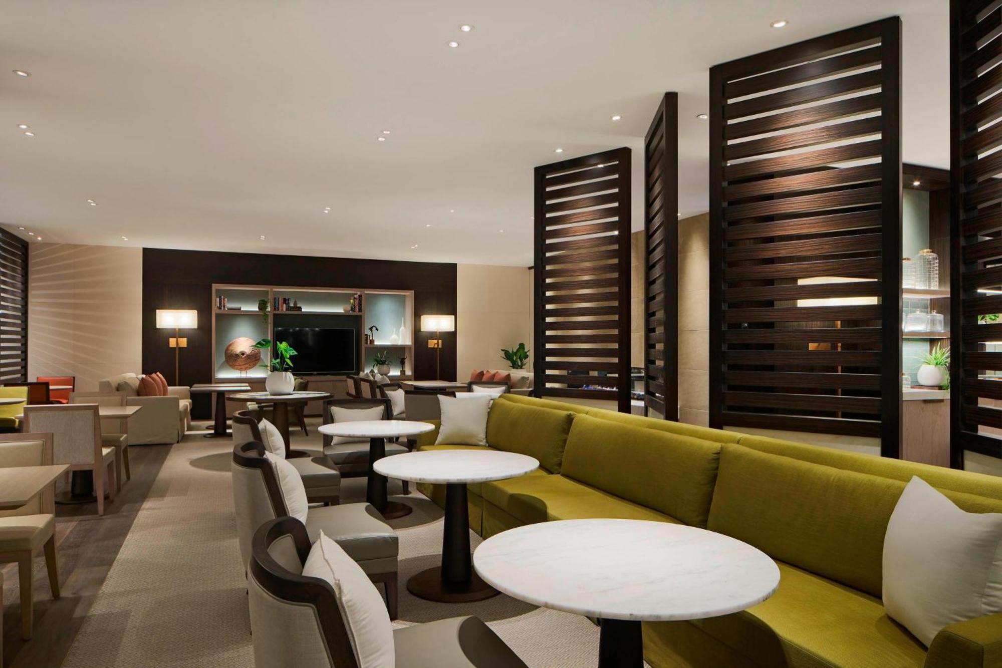 Executive Suite Club lounge access 1 King City view