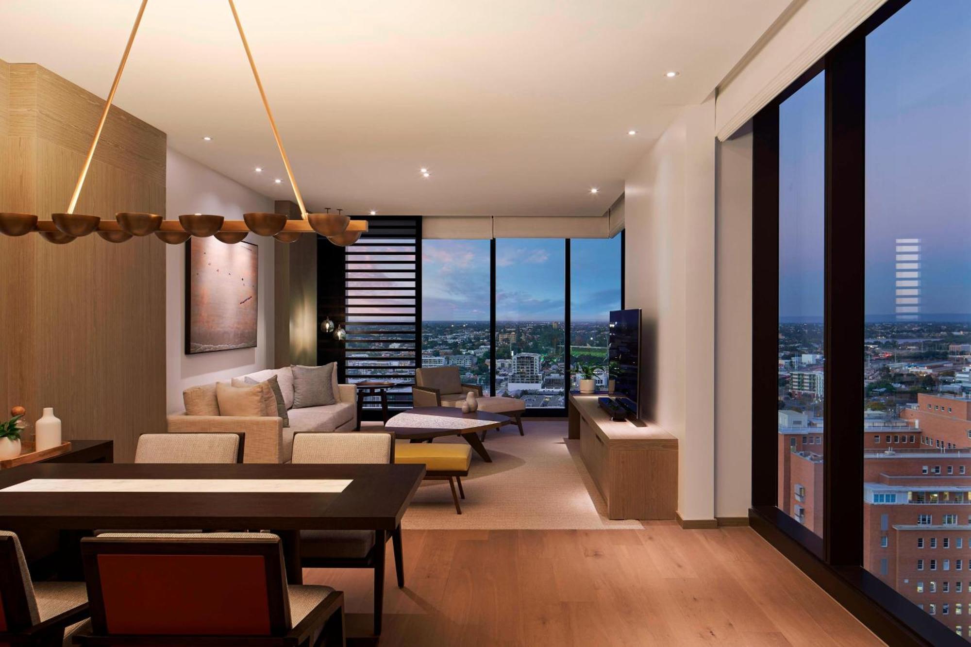 Club One-Bedroom Suite Club Lounge access
