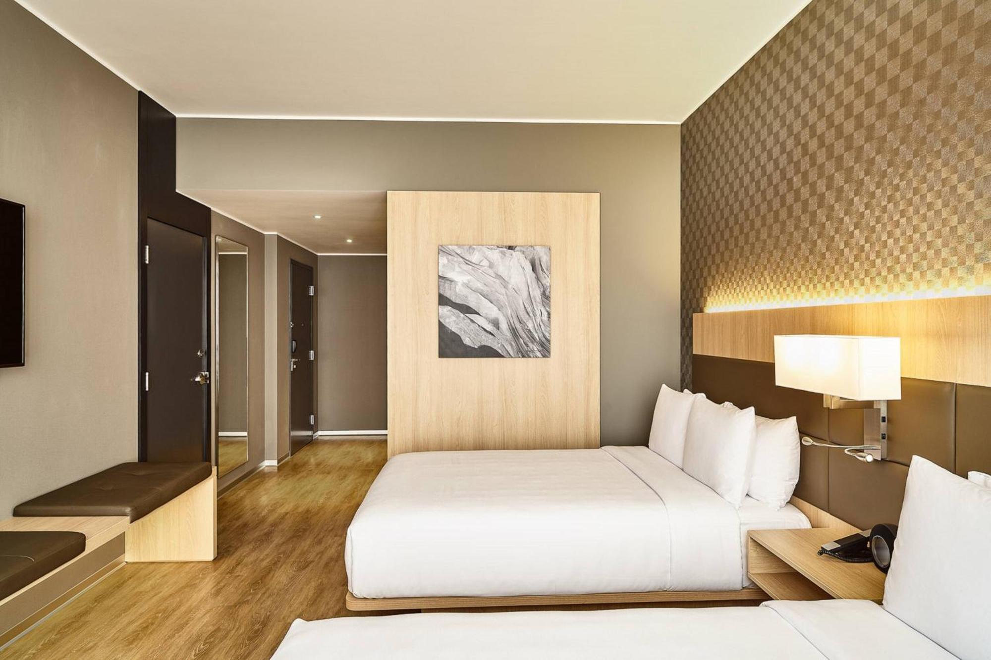 Guest room 2 Double City view Low floor