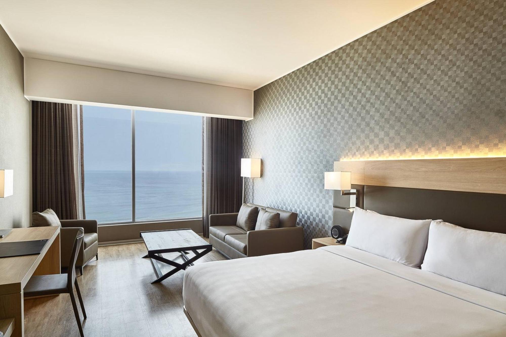 Ocean Junior Suite Junior Suite 1 King Oceanfront