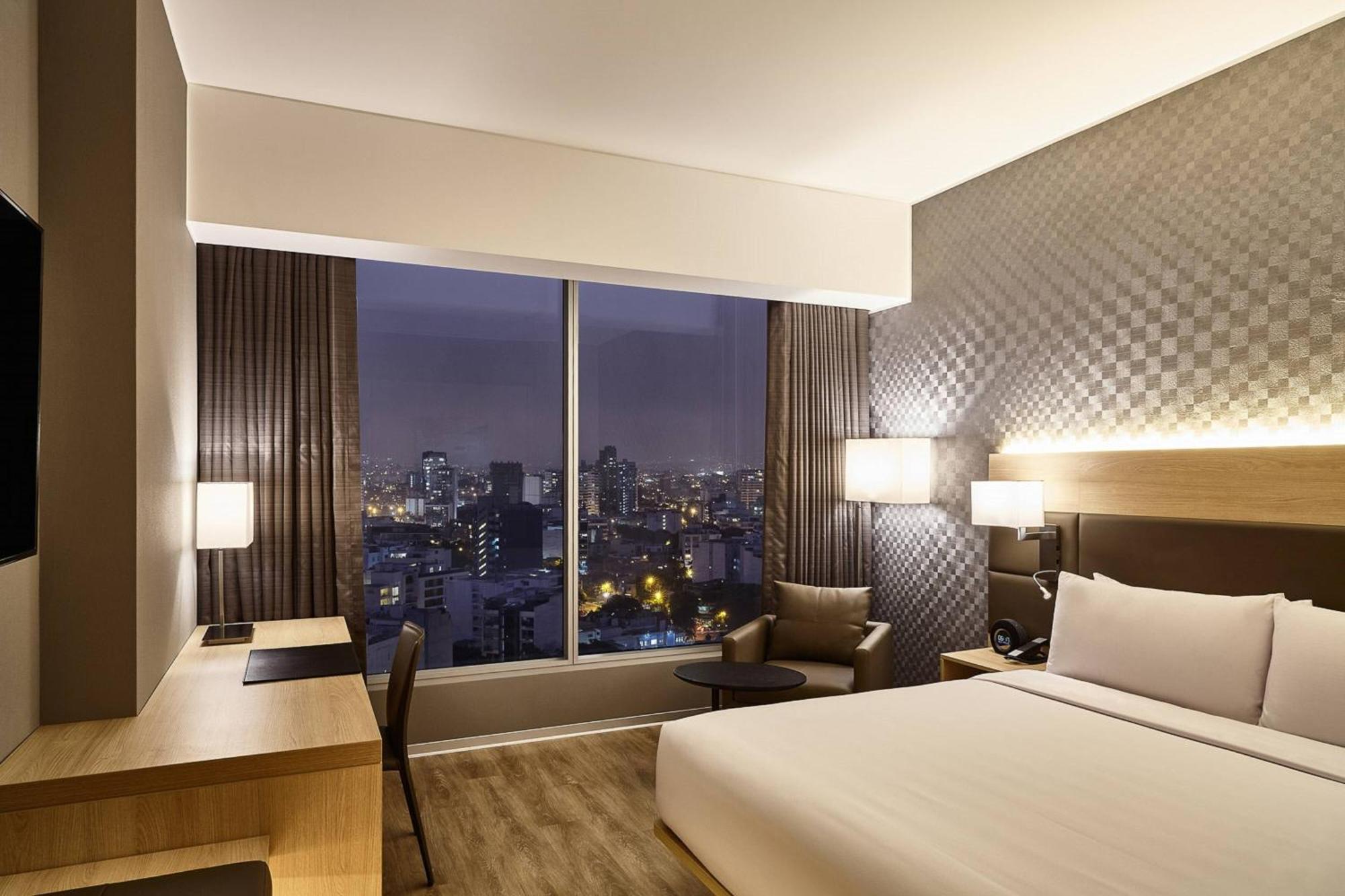 Deluxe King Room Partial Ocean View