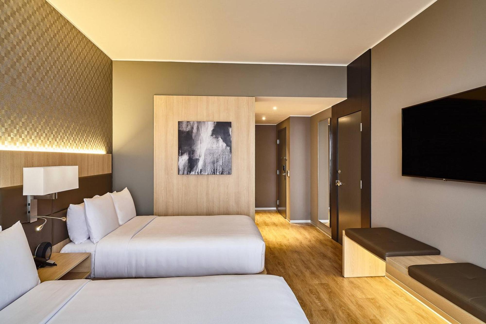 Guest room 2 Double City view Low floor