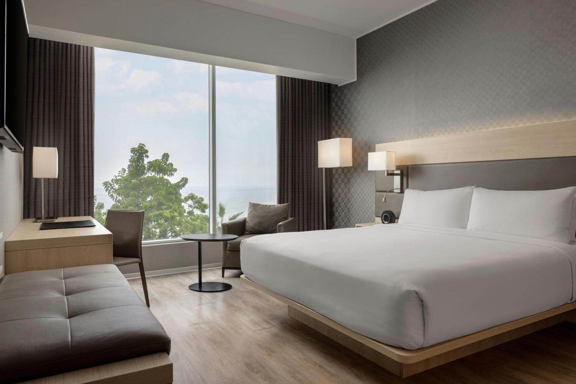 Deluxe King Room Partial Ocean View