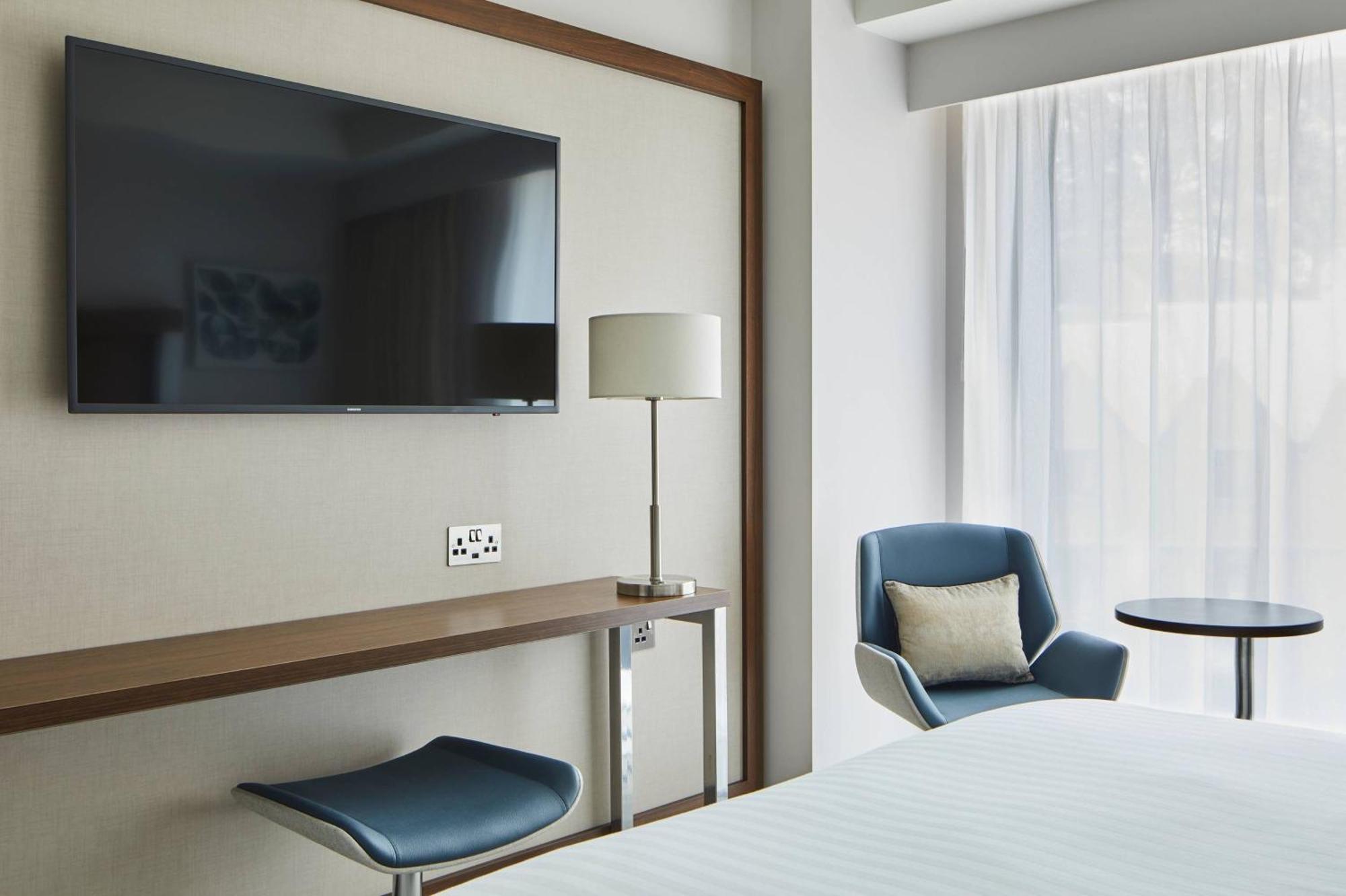 Habitación con cama extragrande.