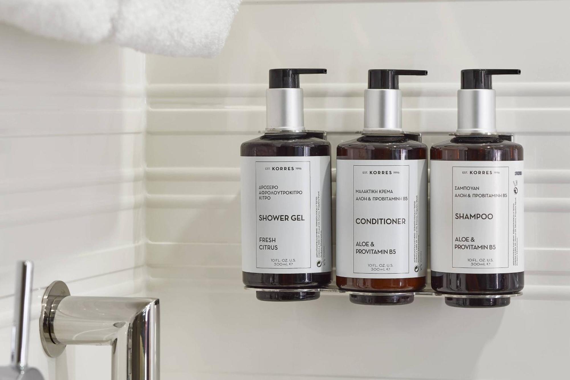 Guest room, 2 Queen, Corner room