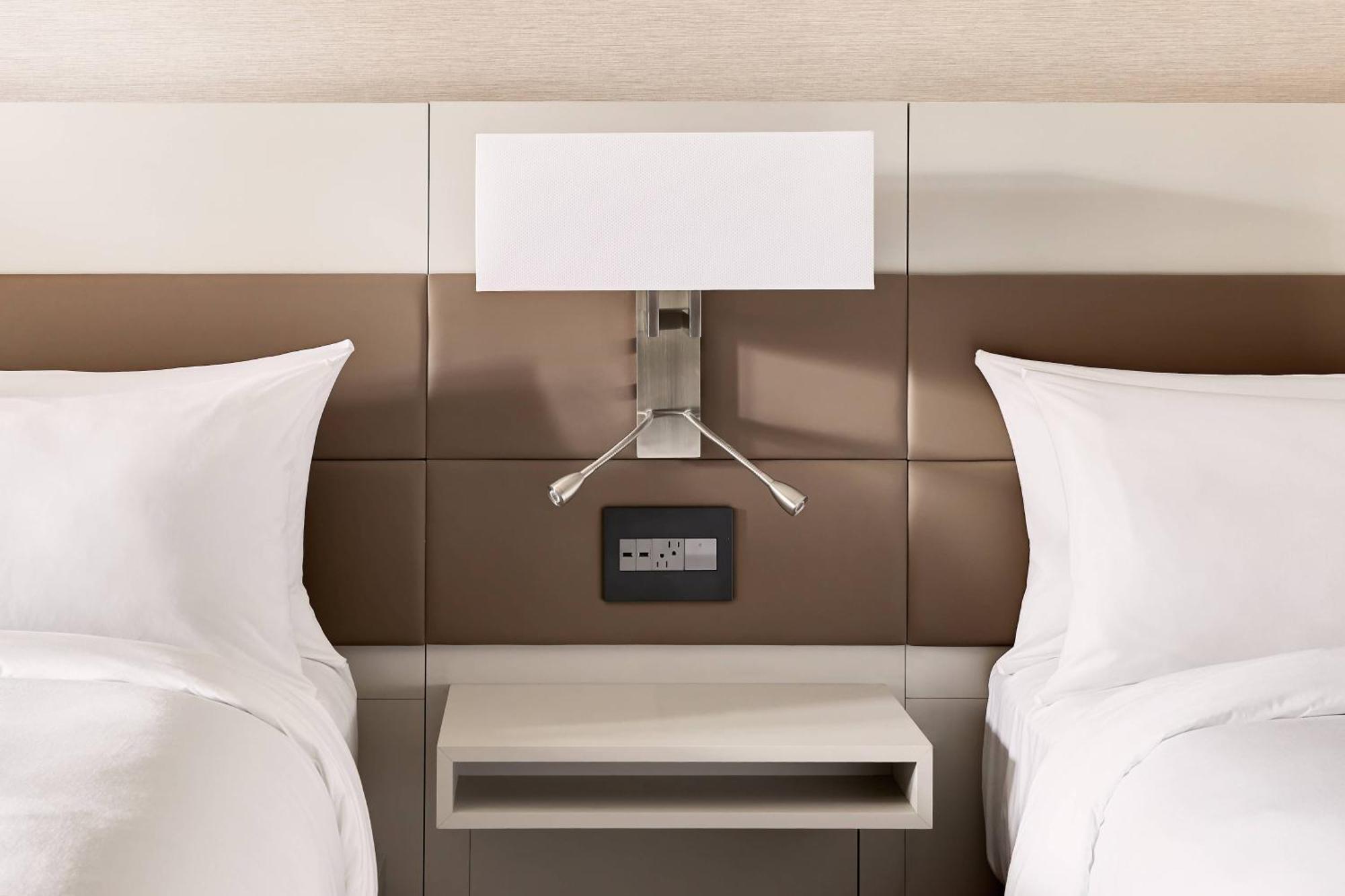 Habitación adaptada para personas con movilidad reducida/discapacidad auditiva y equipada con ducha accesible en silla de ruedas - 2 camas grandes