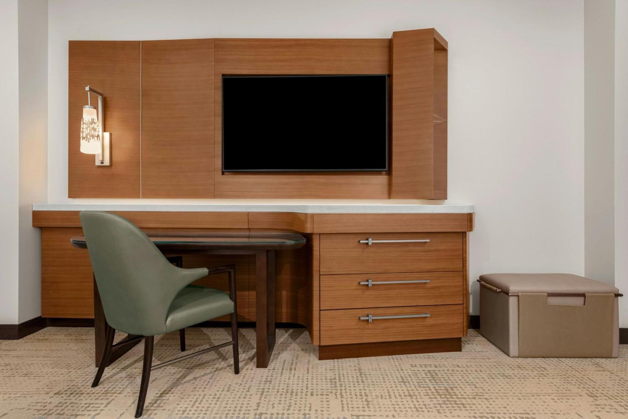 Habitación doble deluxe con cama doble y vistas a la ciudad