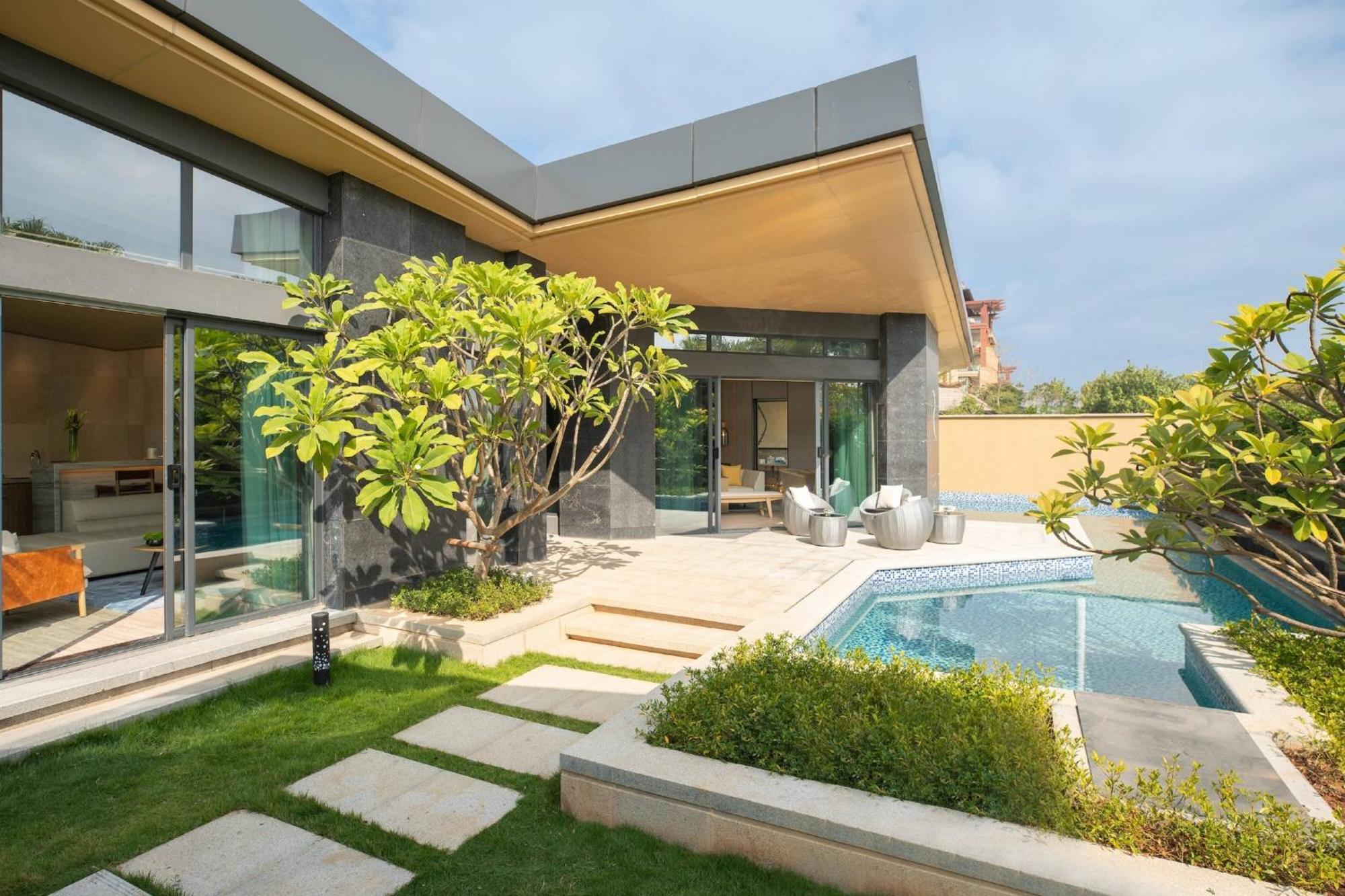 Superior Ocean Bank Villa with One Bedroom and Backyard