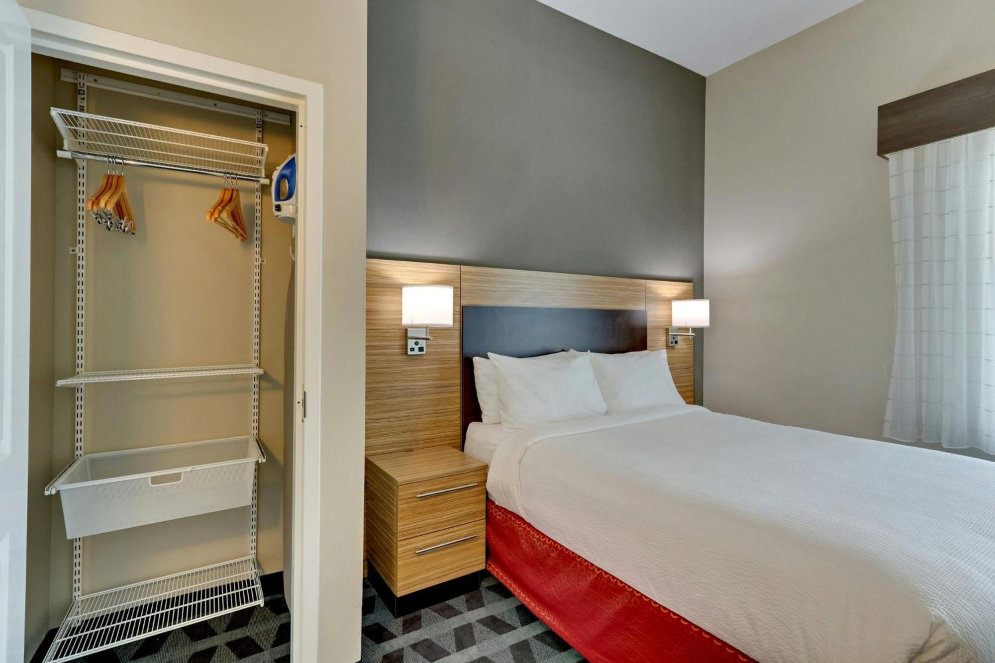 1 Bedroom Suite with 1 King