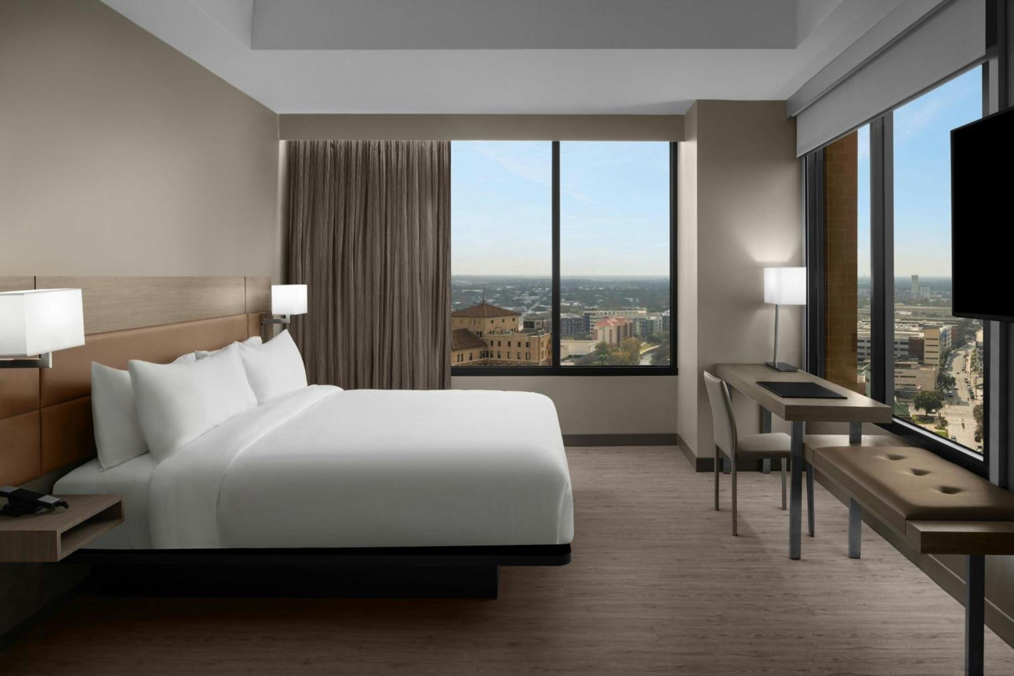 Habitación con cama extragrande y vistas a la ciudad - adaptada para personas con discapacidad auditiva