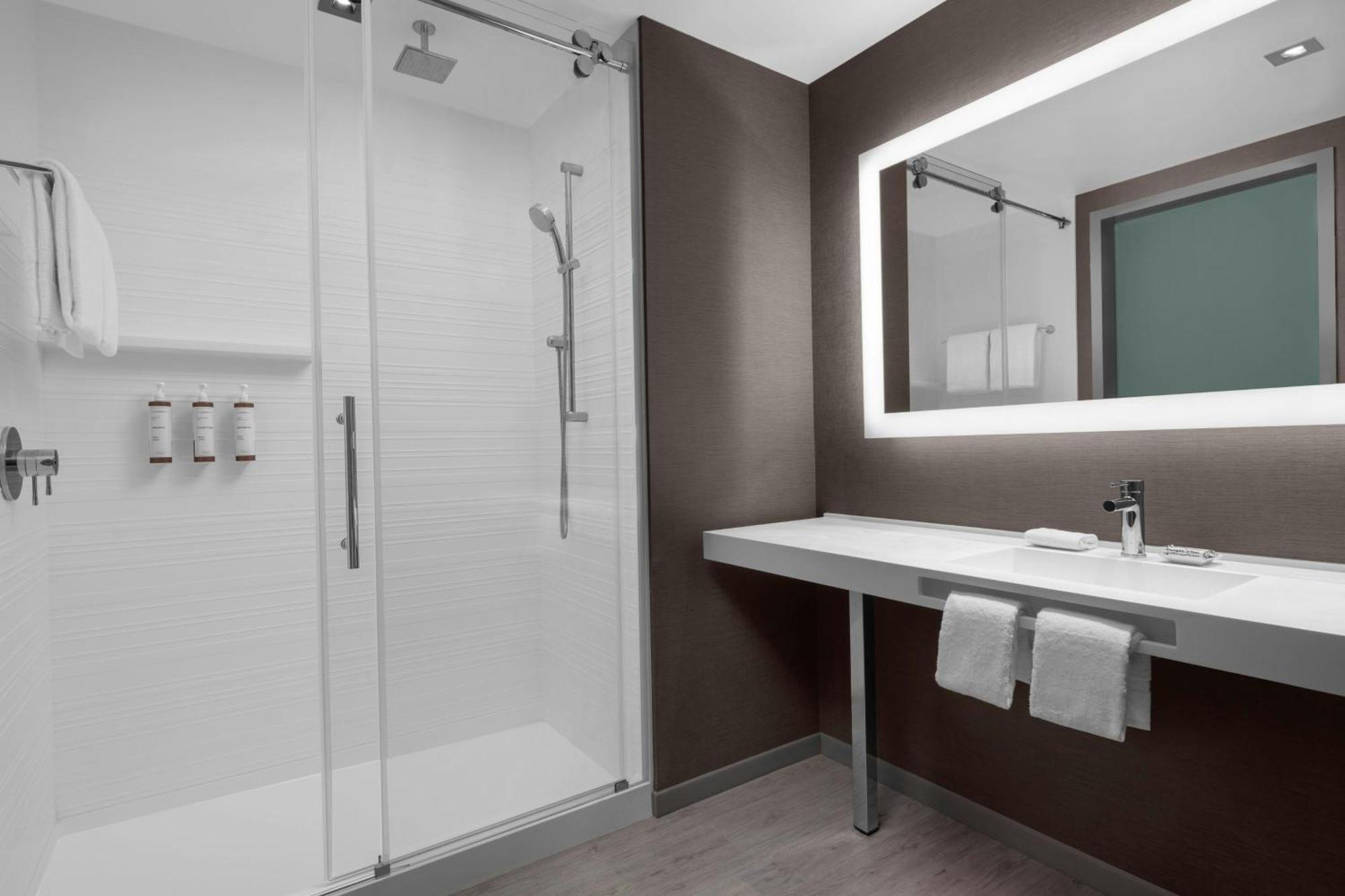 Queen Room with Two Queen Beds and Capitol View- Hearing Accessible