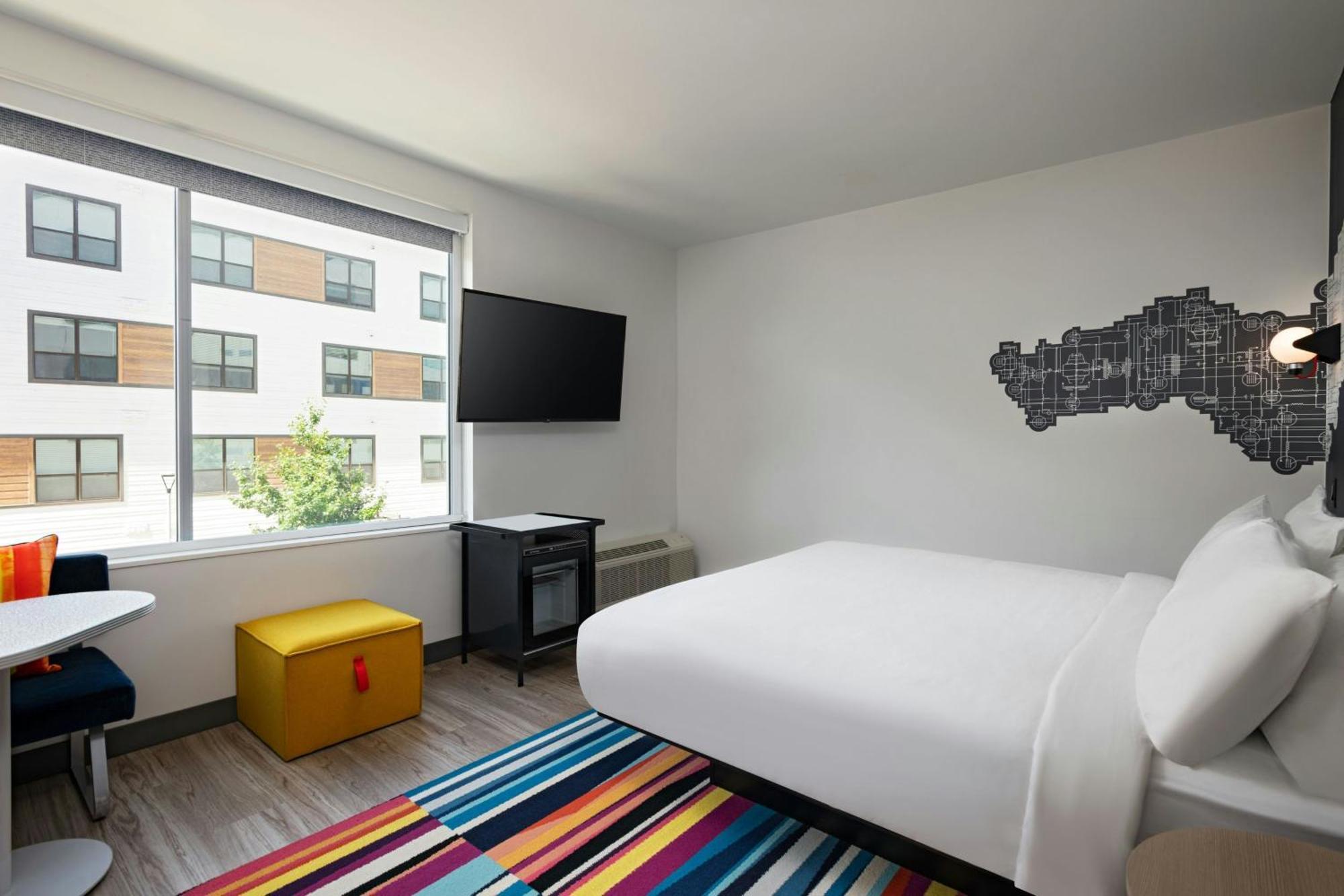 Habitación con cama extragrande.