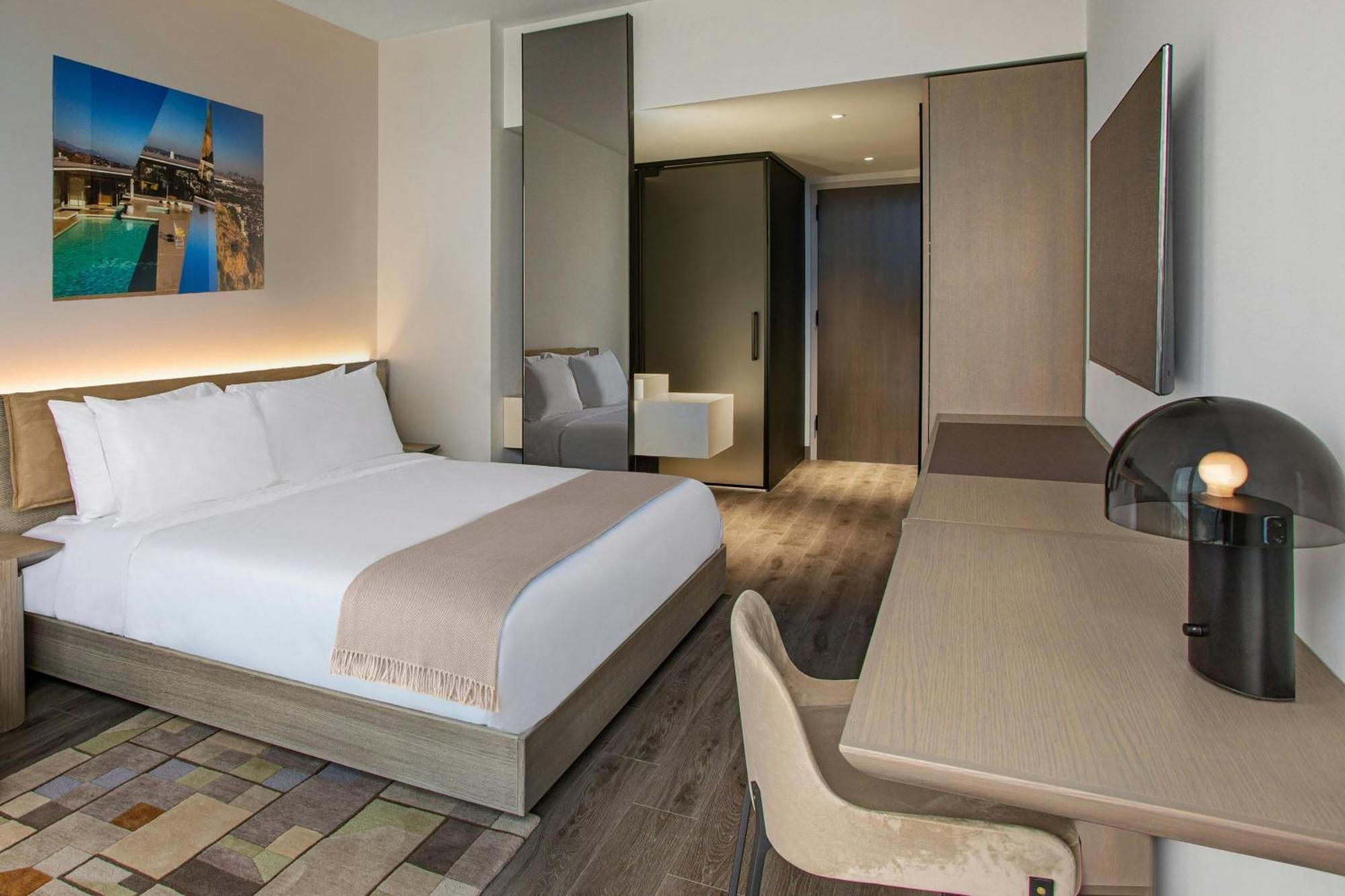 Habitación con 1 cama extragrande con vistas a la ciudad y bañera - Adaptada para personas con movilidad reducida