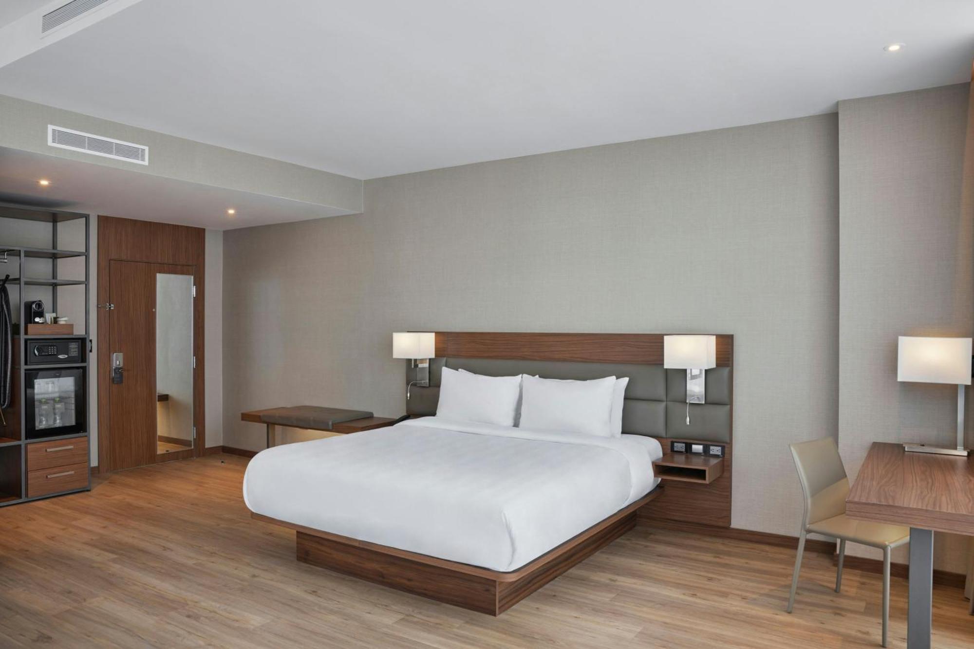 One-Bedroom King Suite with Sofa Bed and City View