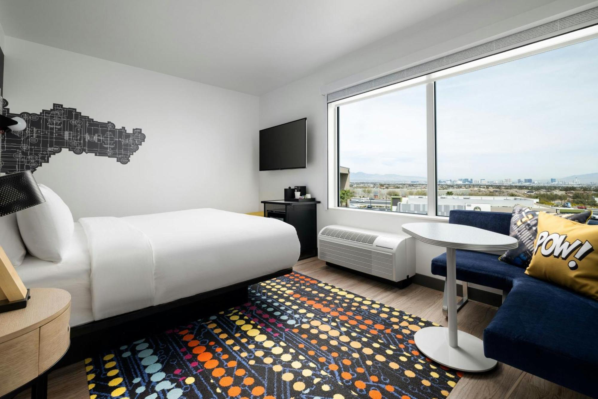 Habitación con cama extragrande y vistas a la ciudad