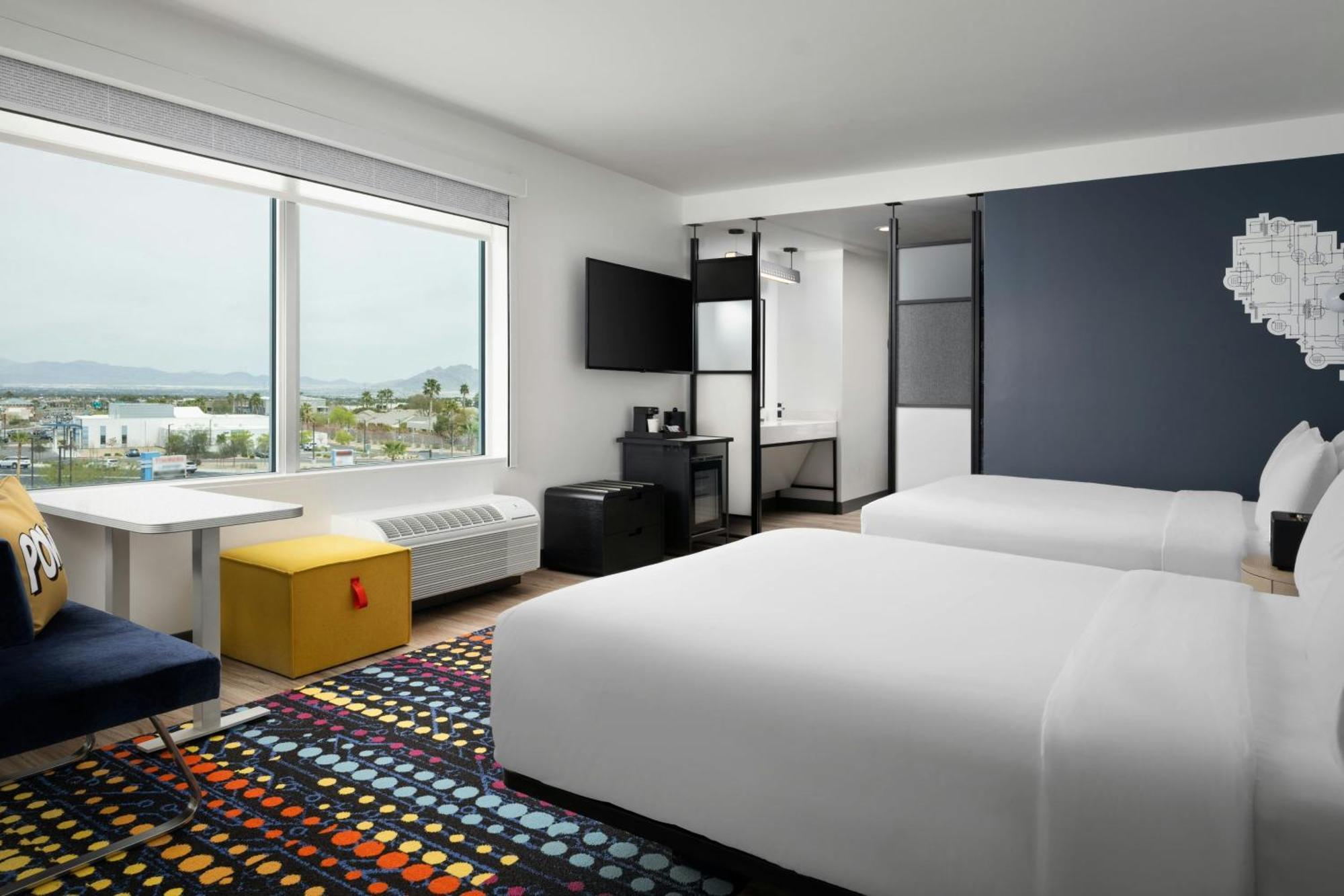 Habitación con 2 camas grandes y vistas a la ciudad