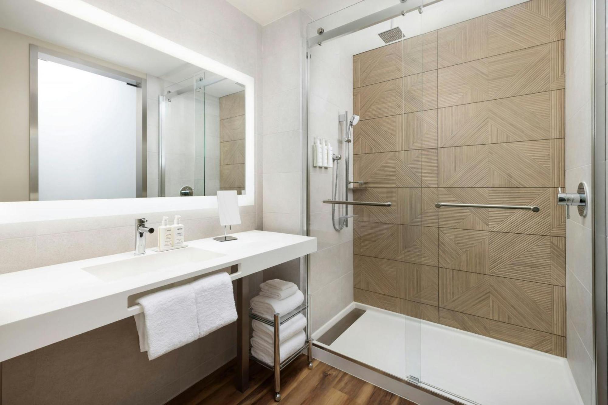 Deluxe King Room with City View