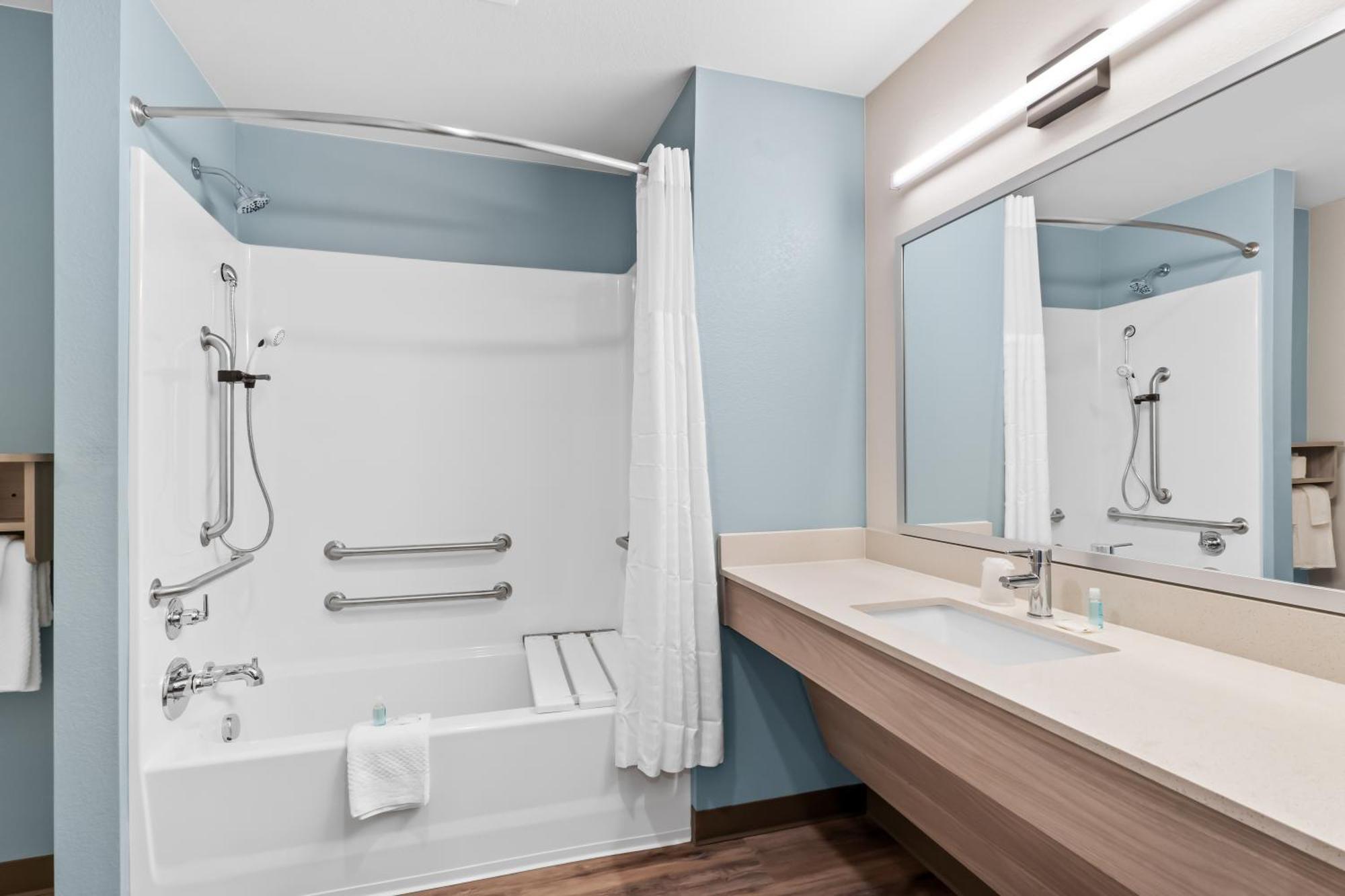 Queen Suite with Two Queen Beds and Tub - Disability Access/Non Smoking