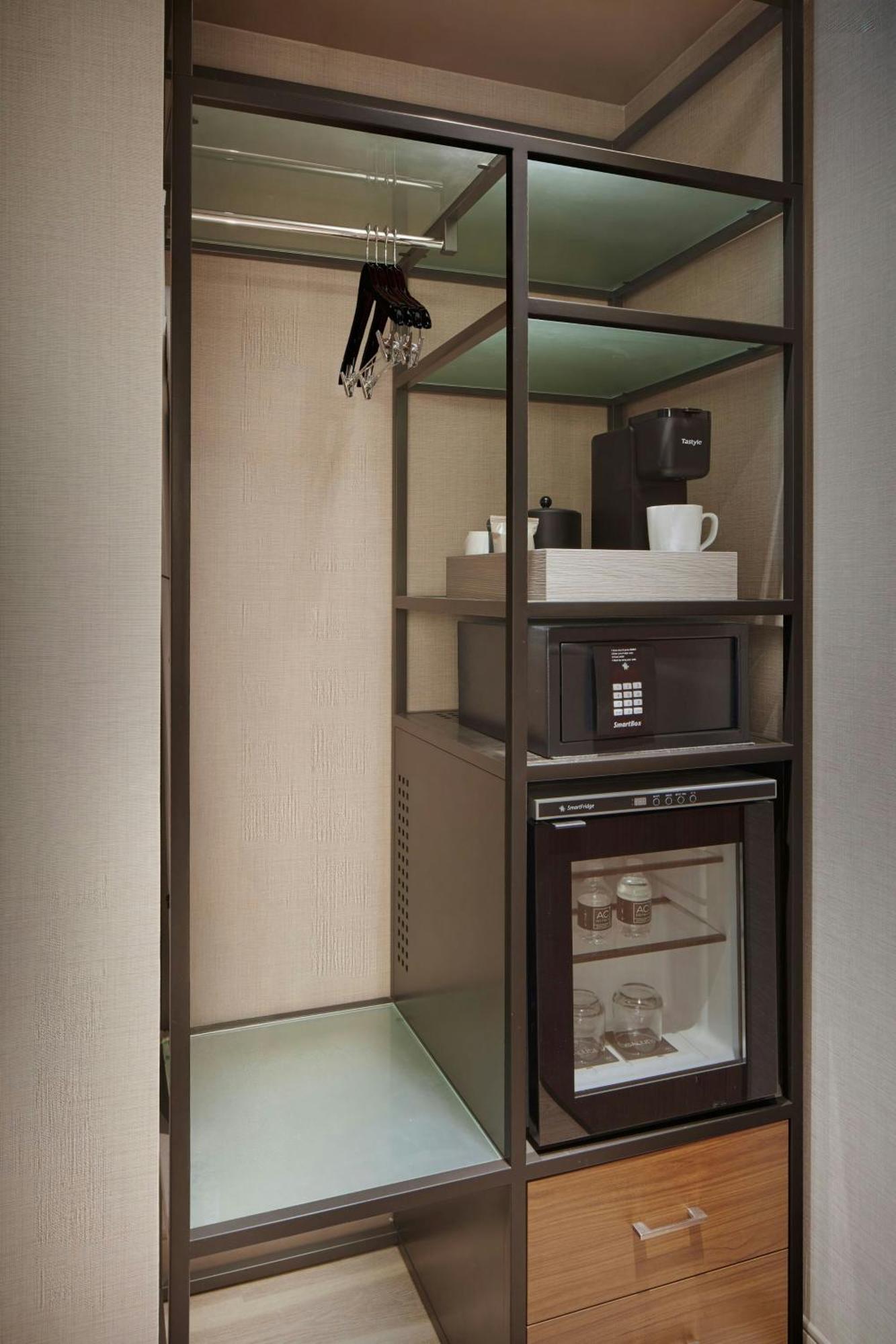 King Room with City View - Mobility/Hearing Accessible with Roll-In Shower