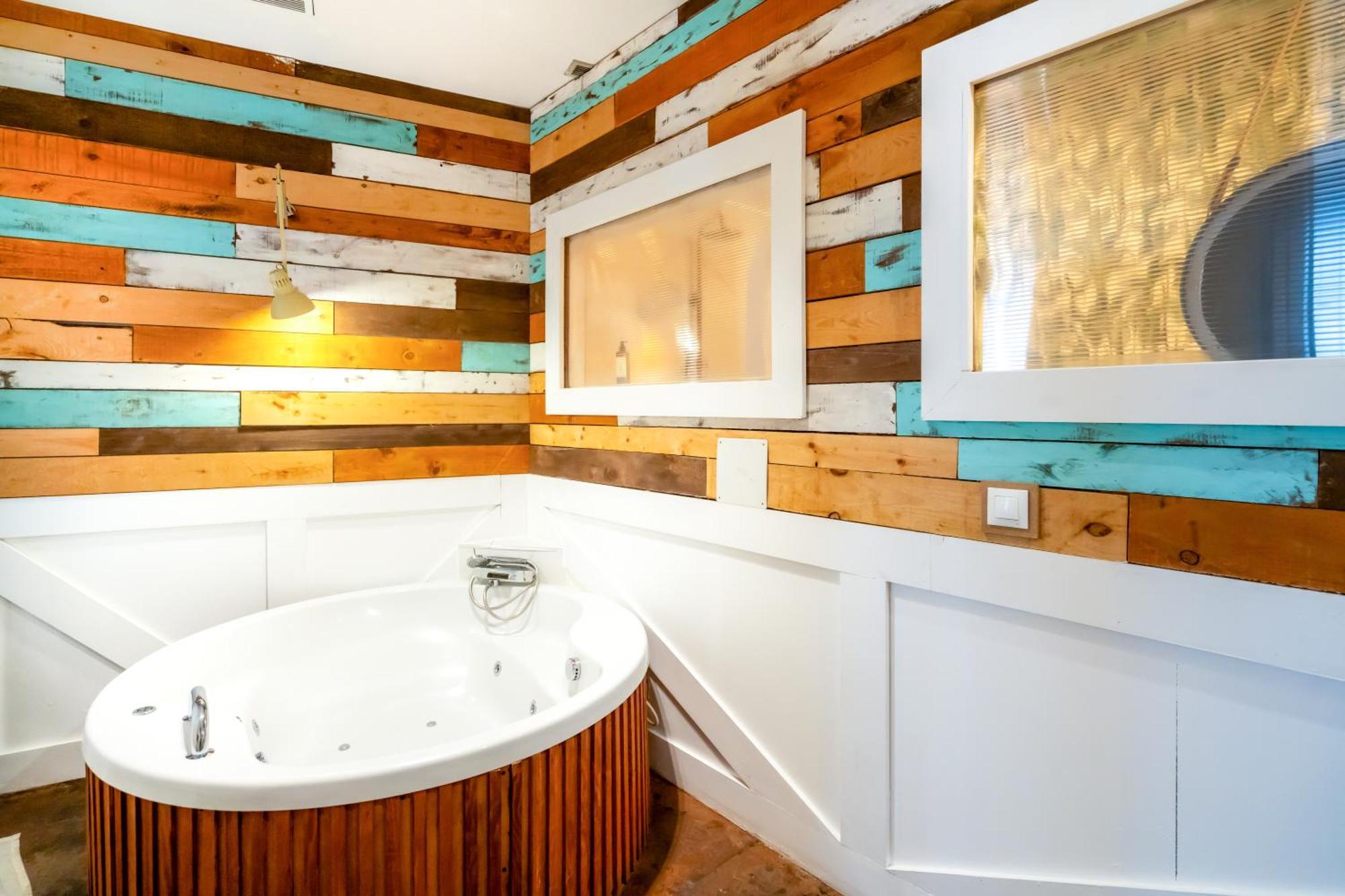 Deluxe Suite with Spa Bath,1643757148:JPEG