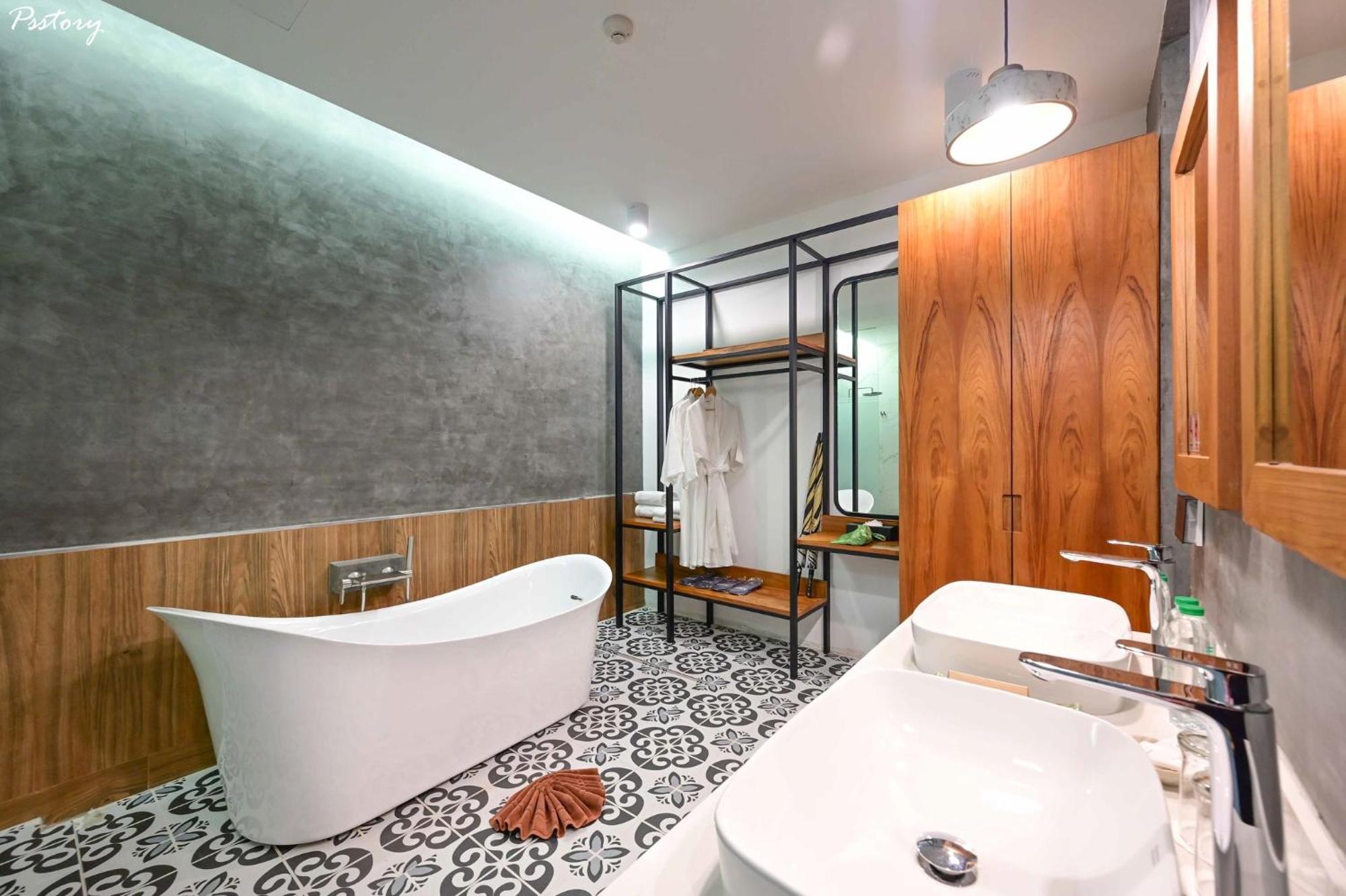 Premier Deluxe Suite with Balcony