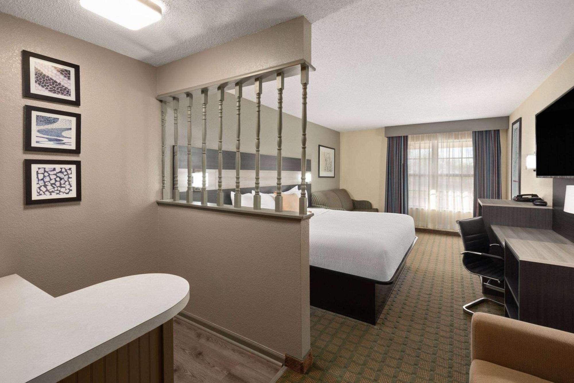 Deluxe King Suite