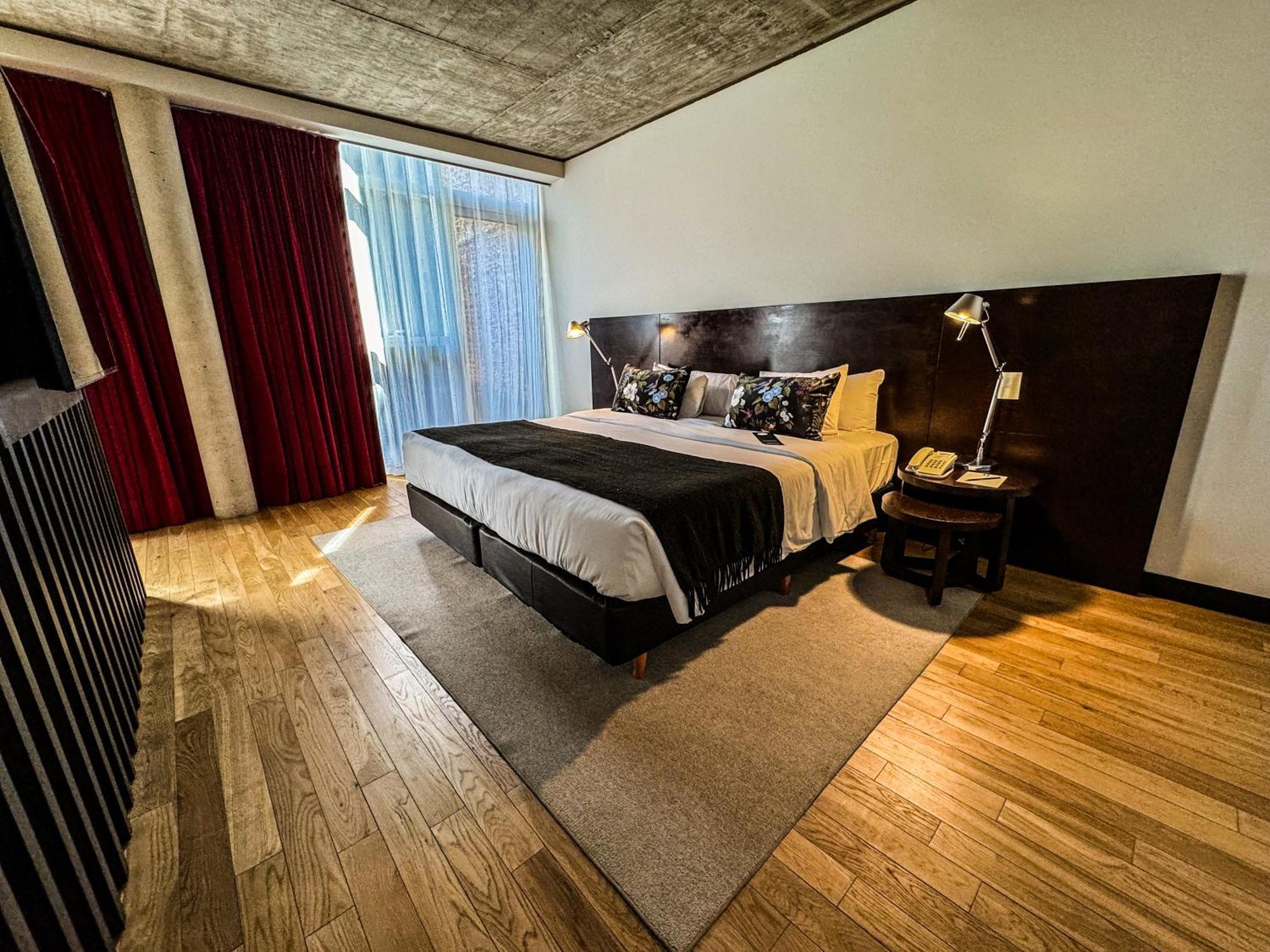 Corner Queen Room