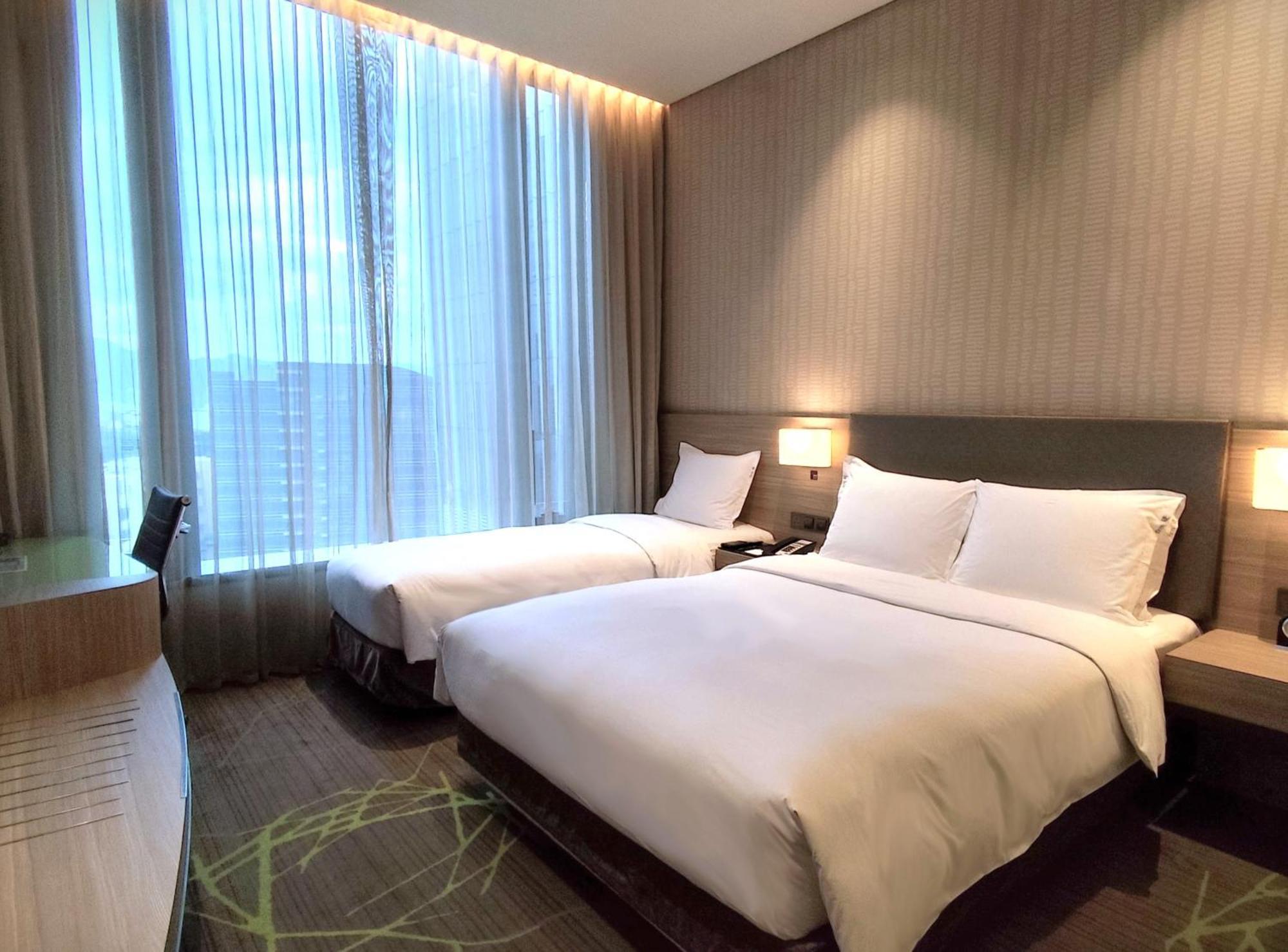 1 Queen 1 Single bed Standard City View