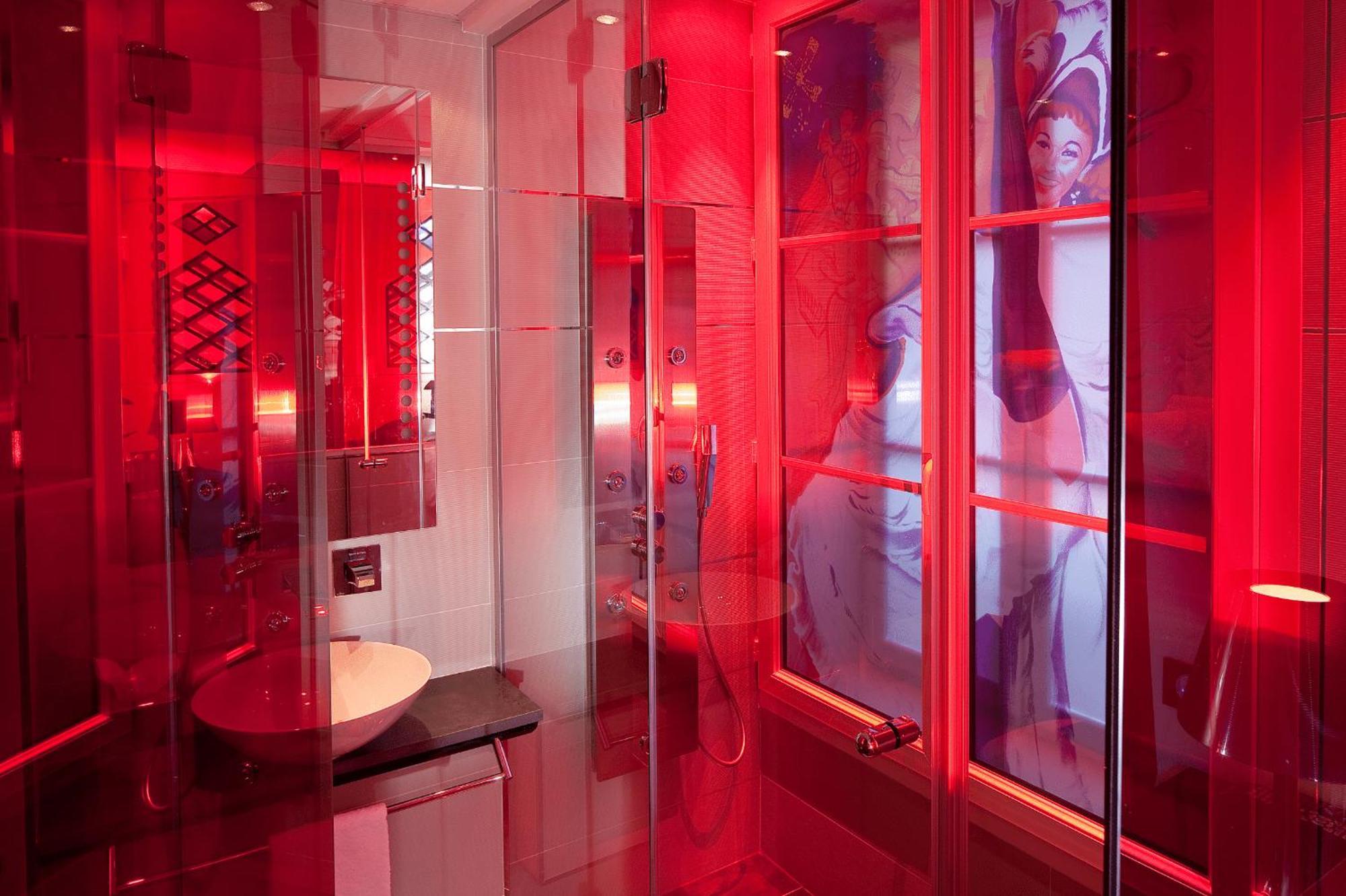 Double Room Moulin Rouge Shower