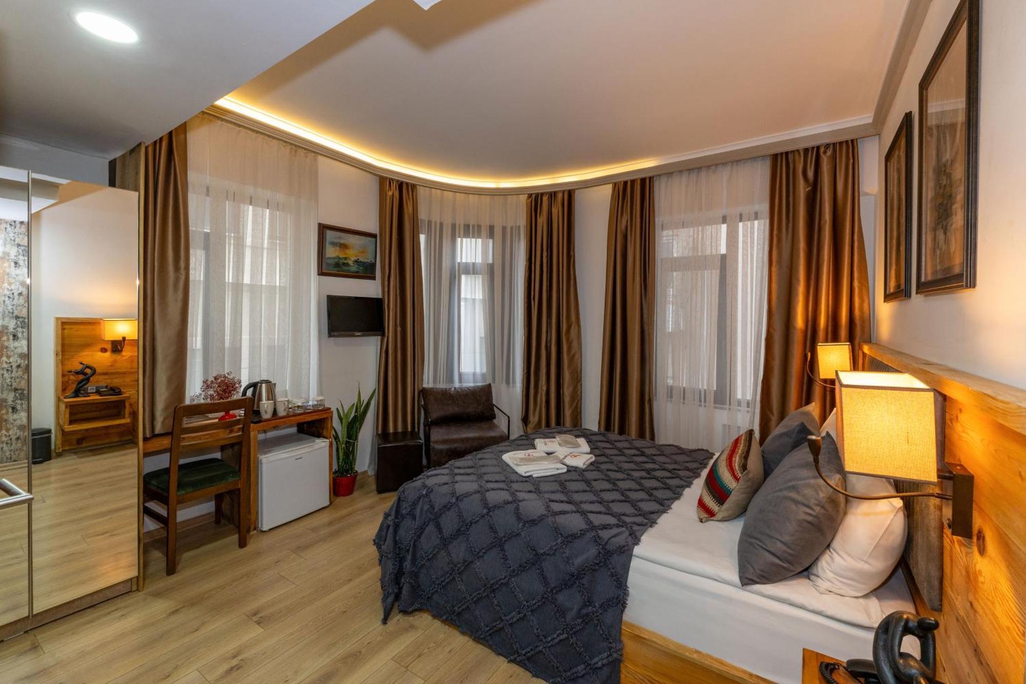 Queen Room,1644414929:JPEG