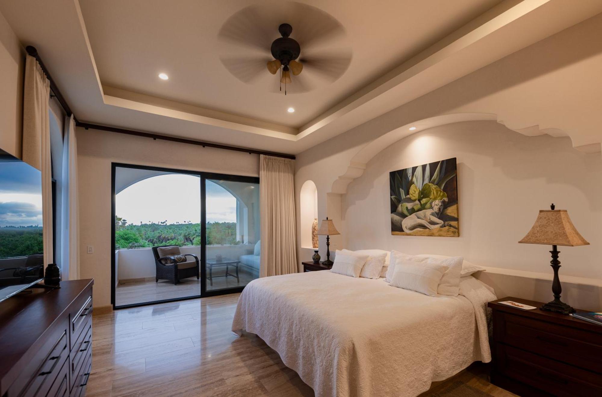 Suite con cama grande y balcón