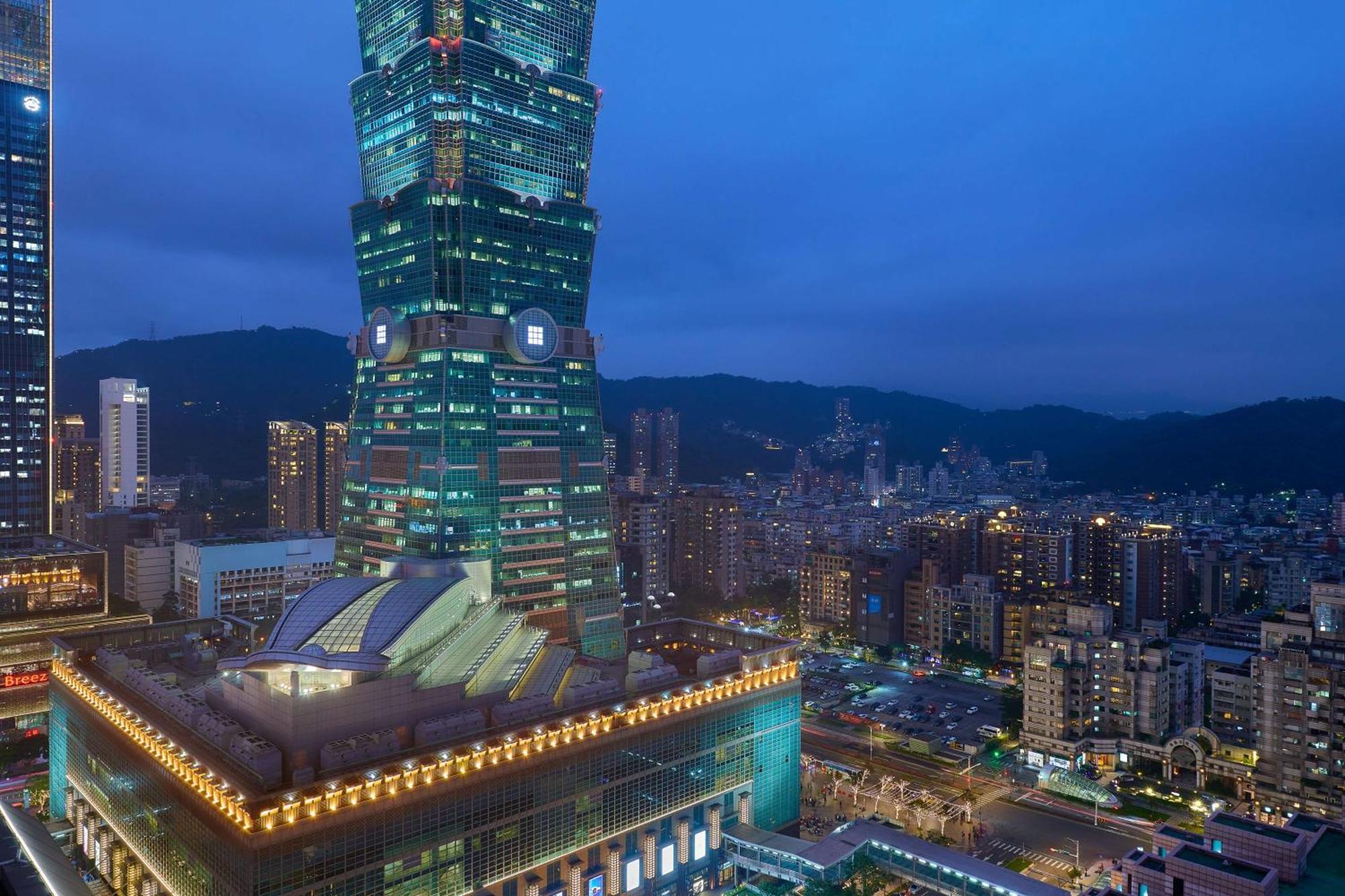 Premium King Studio with 101 View - Club Access