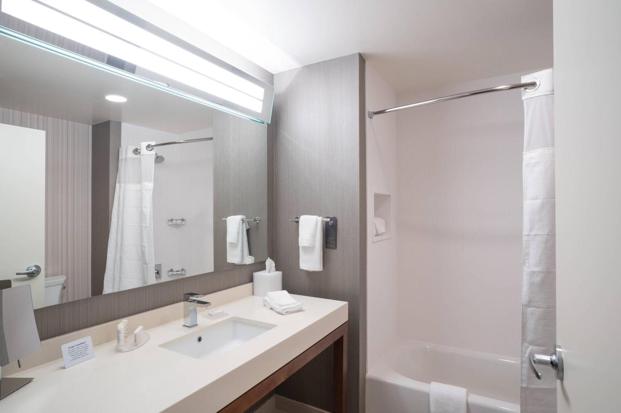 Studio with Two Queen Beds, Bathtub and Sofa Bed - Mobility Access
