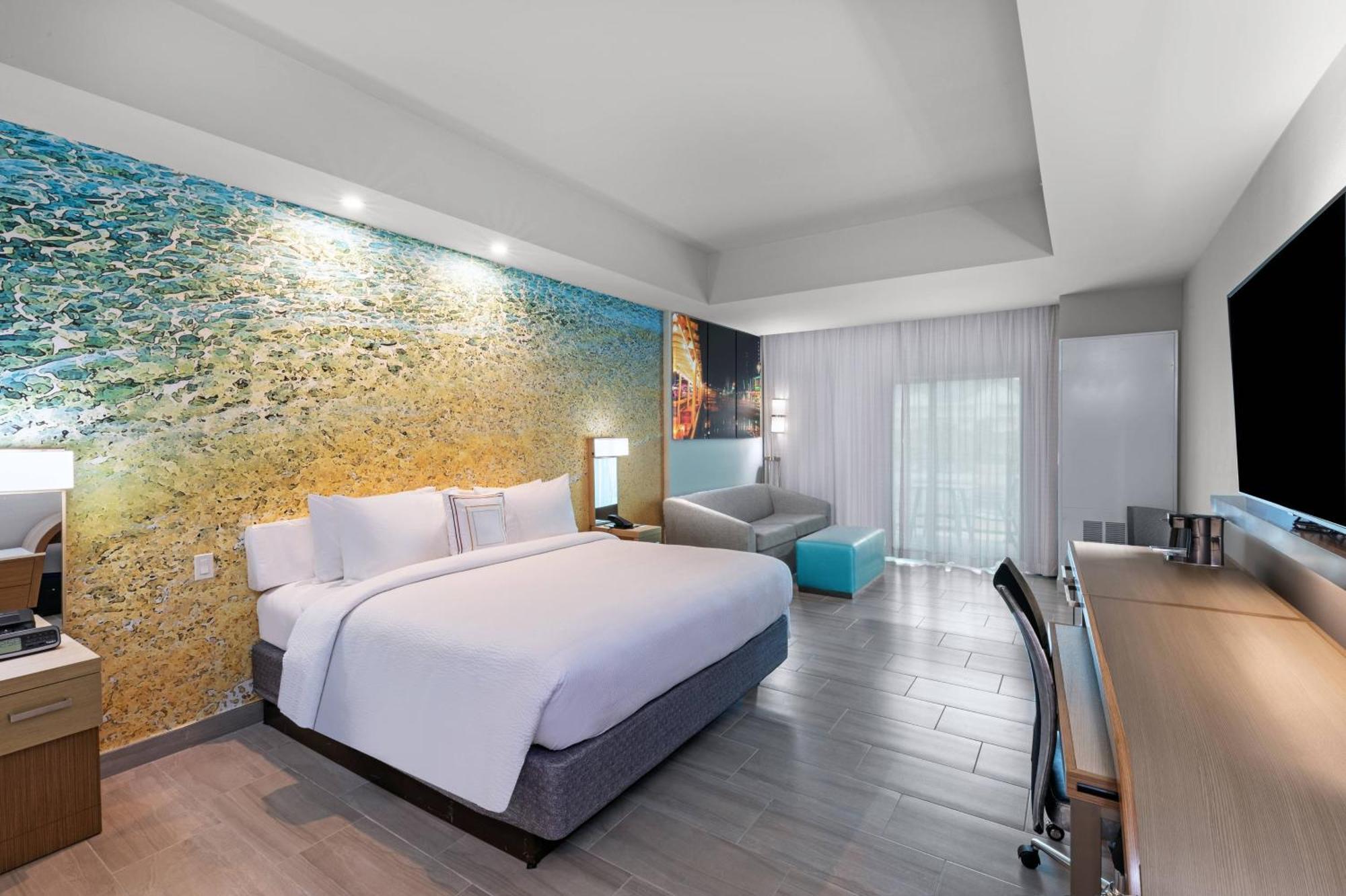 Habitación con cama extragrande y sofá cama