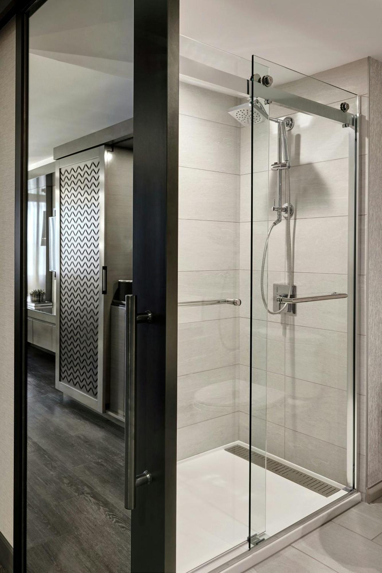 King Room Hearing Accessible or Low Floor